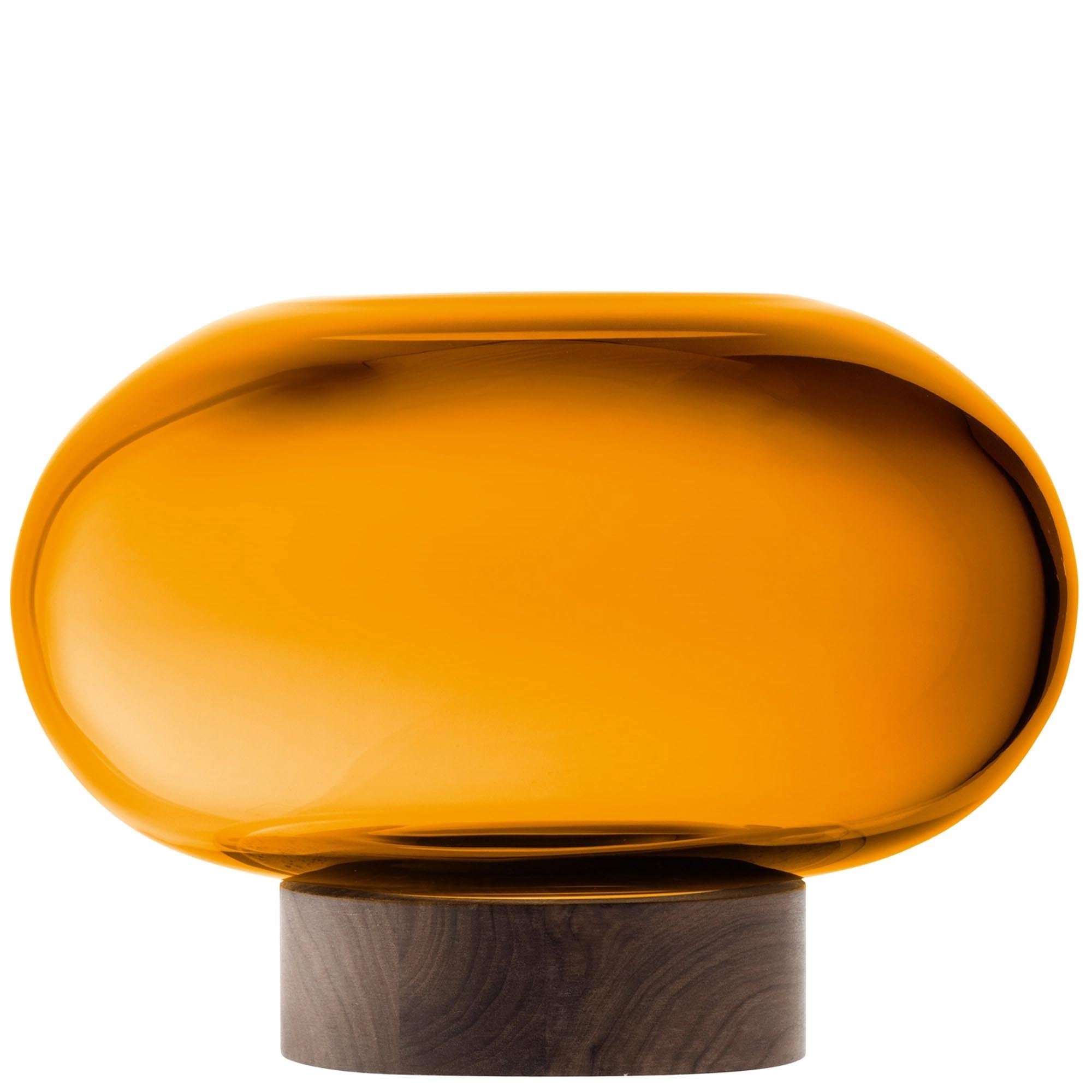 Entdecken Sie die Oblate Vase Laterne von LSA: stilvolles Design aus bernsteinfarbenem Glas und Walnussholz, ideal für Blumen und Dekoration.