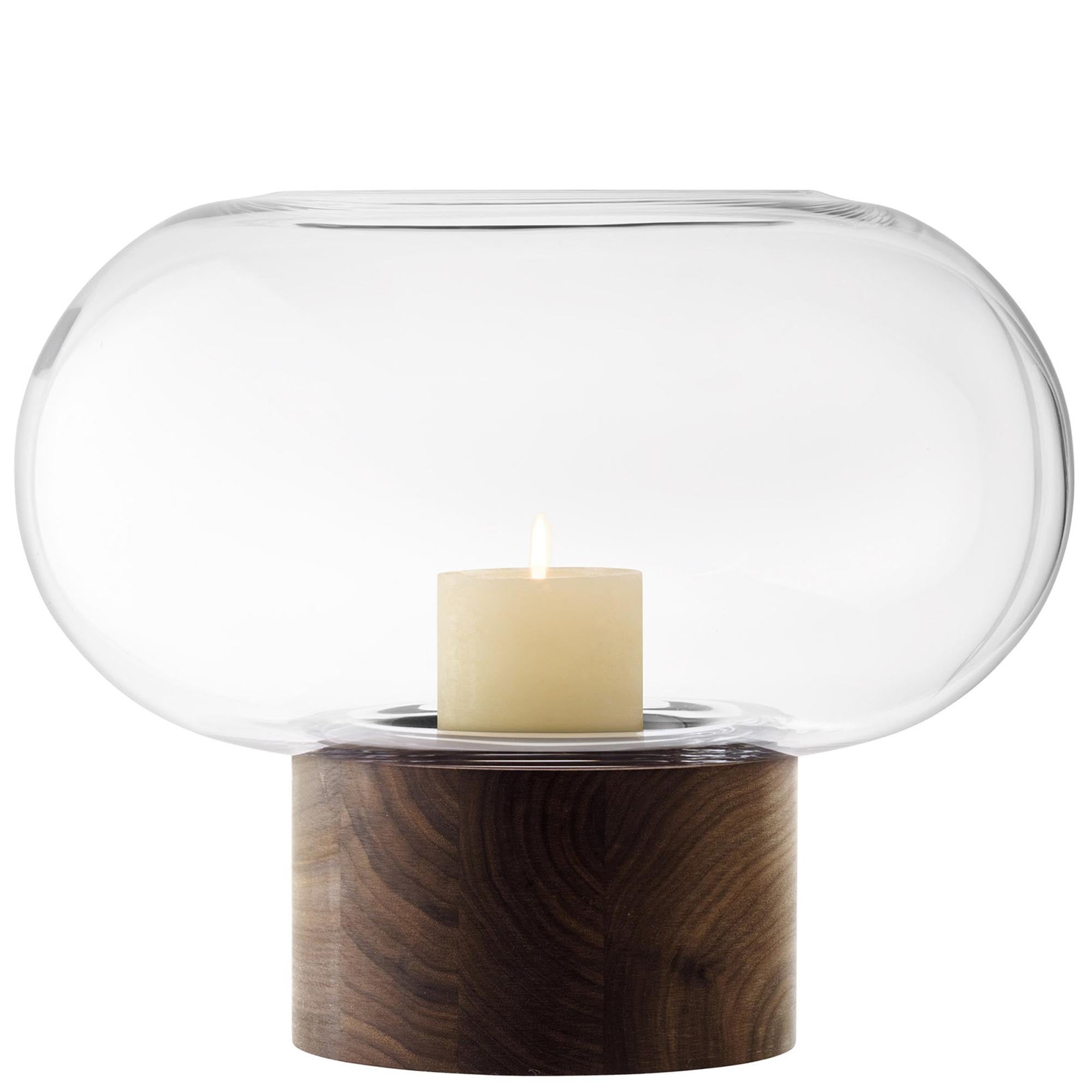 Die Oblate Vase Laterne Ø35cm, H28cm in klar walnuss von LSA vereint elegantes Design mit Funktionalität. Ideal für stimmungsvolle Beleuchtung und kreative Dekoration.