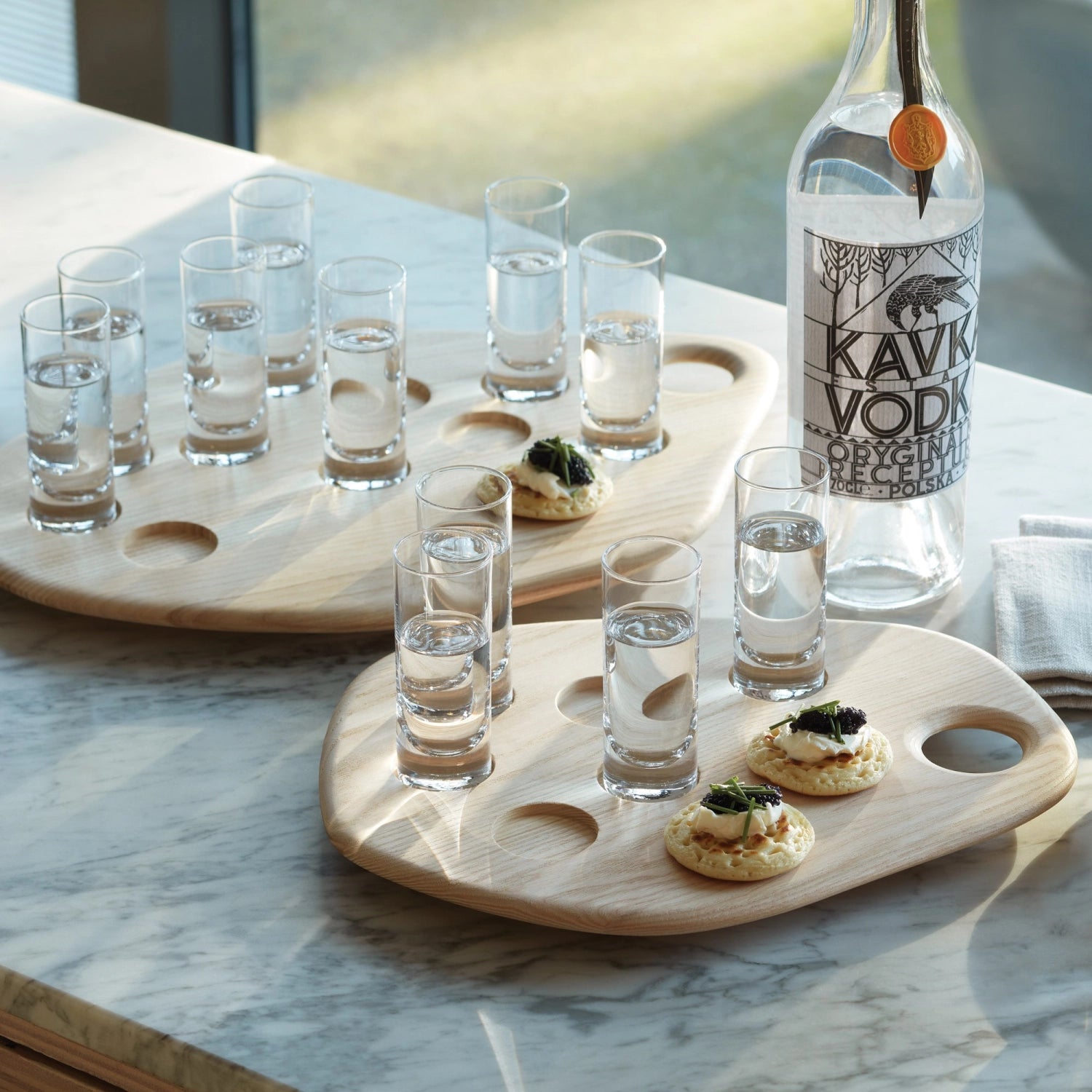 Entdecken Sie das Palette Shot Set von LSA: Ein elegantes Eschenbrett mit 6 Gläsern für stilvolle Drinks und besondere Anlässe.