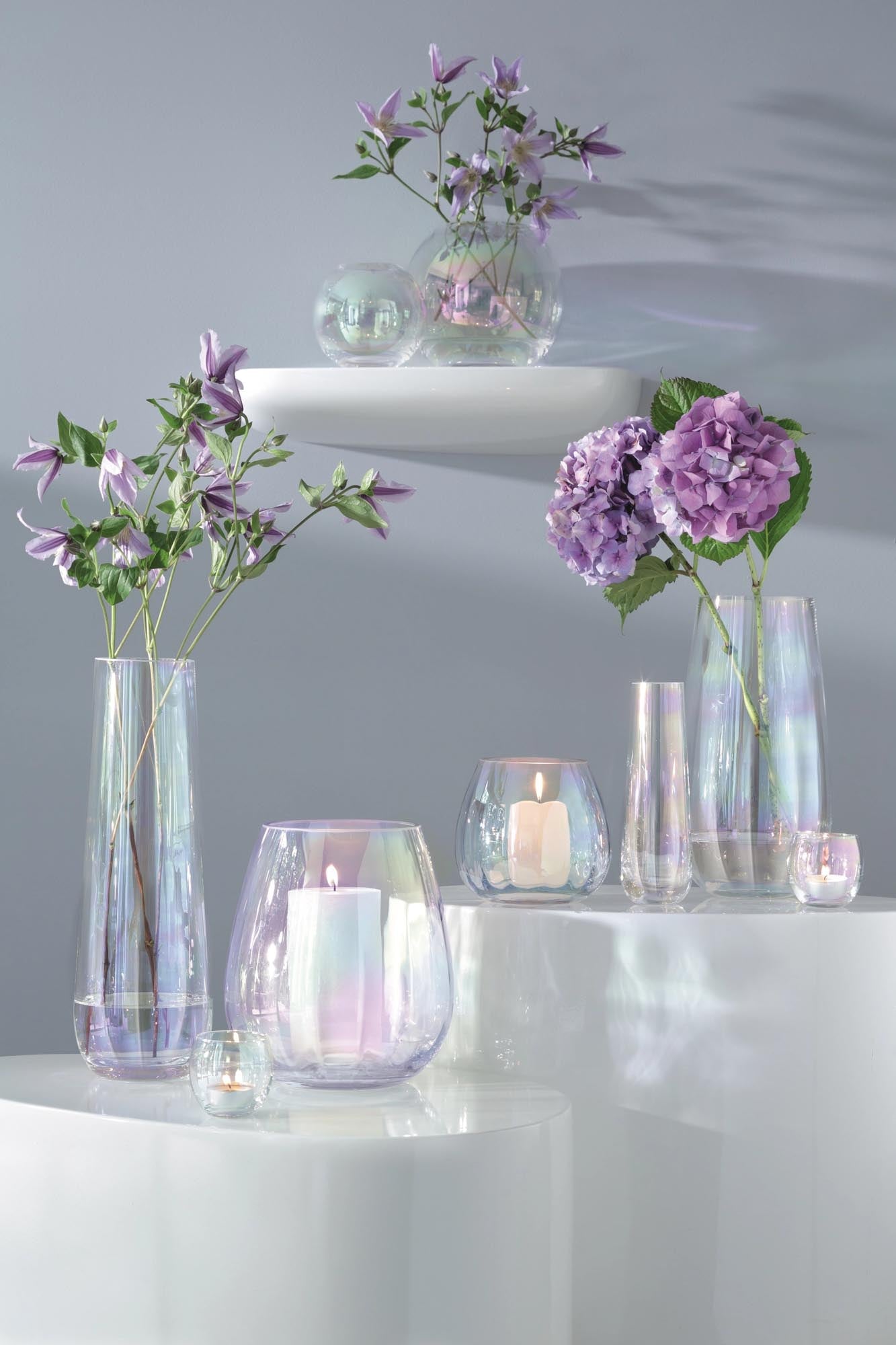 Die 36 cm hohe Pearl Vase von LSA besticht durch ihren irideszierenden Perlmutt-Look und verleiht jedem Raum einen Hauch von Eleganz.