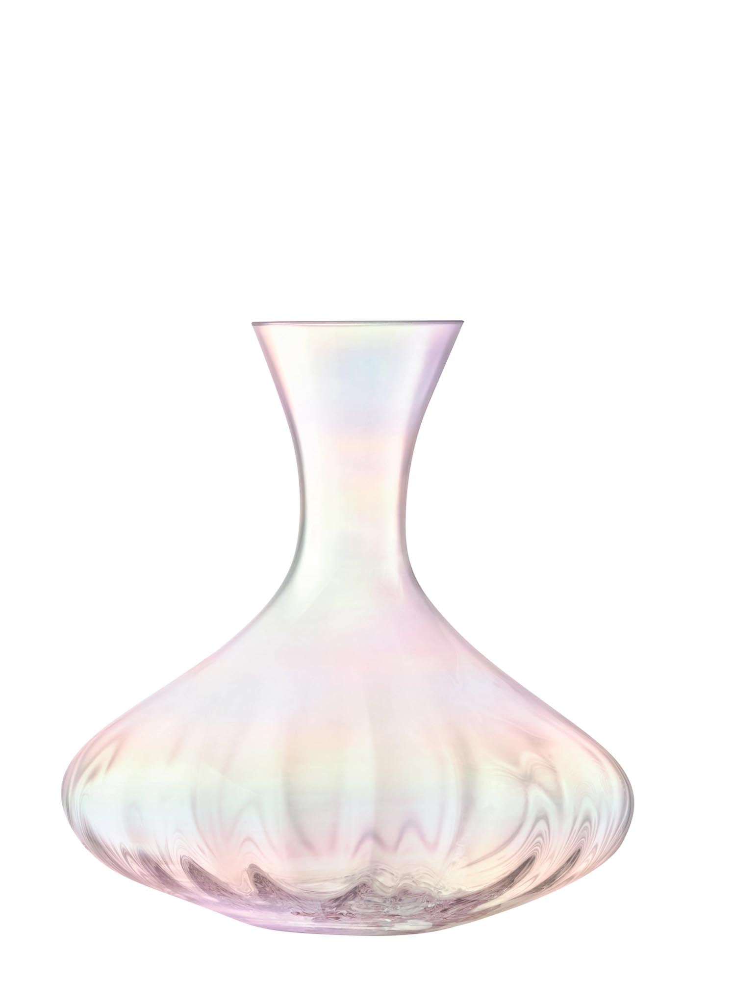 Die LSA Pearl Karaffe 2.4L besticht durch perlmuttartiges, mundgeblasenes Glas, elegantes Design und grosszügiges Volumen.