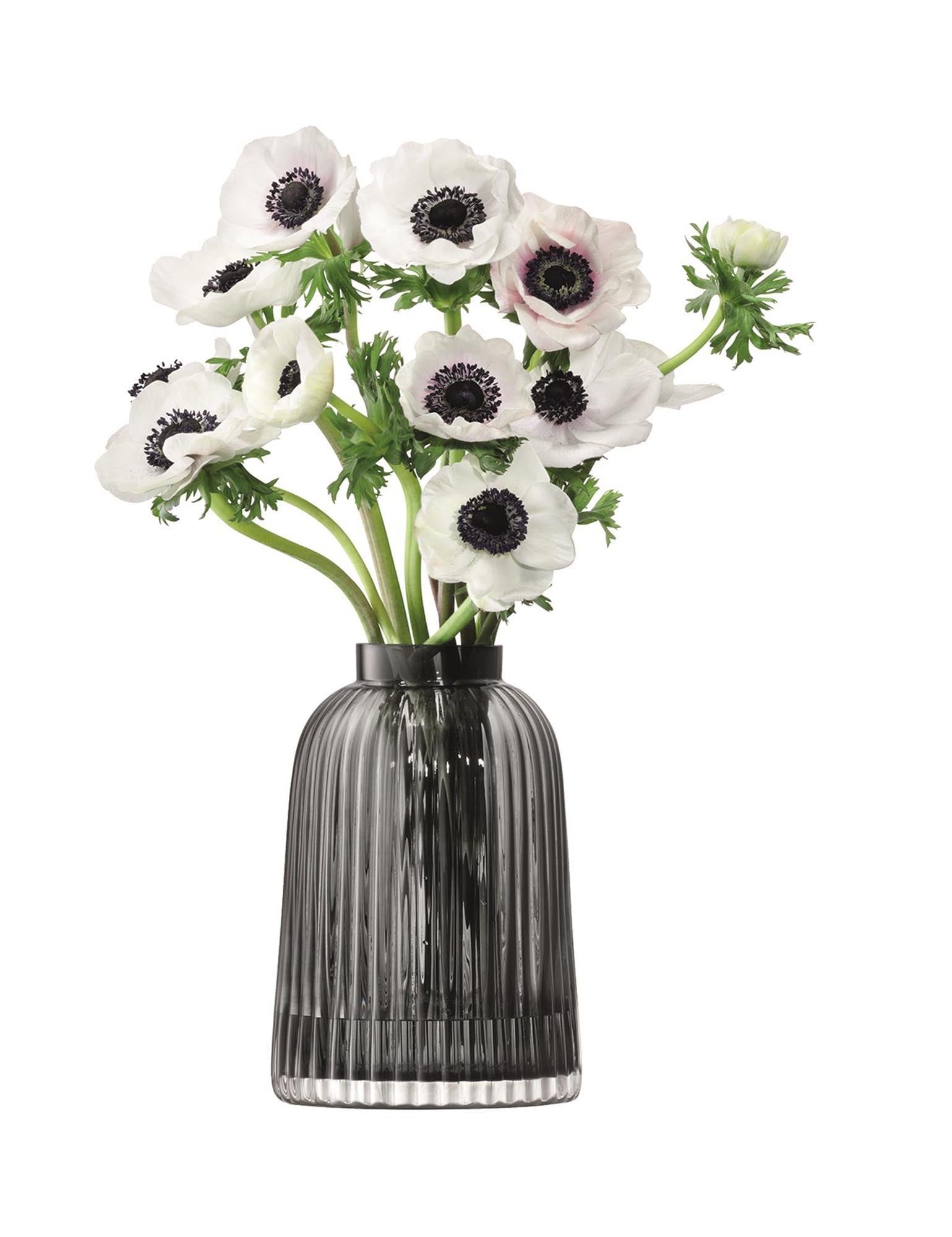 Entdecken Sie die Pleat Vase von LSA: Hochwertiges, graues Glas mit einzigartigem Falten-Design. Perfekt für Blumenarrangements oder als dekoratives Highlight.