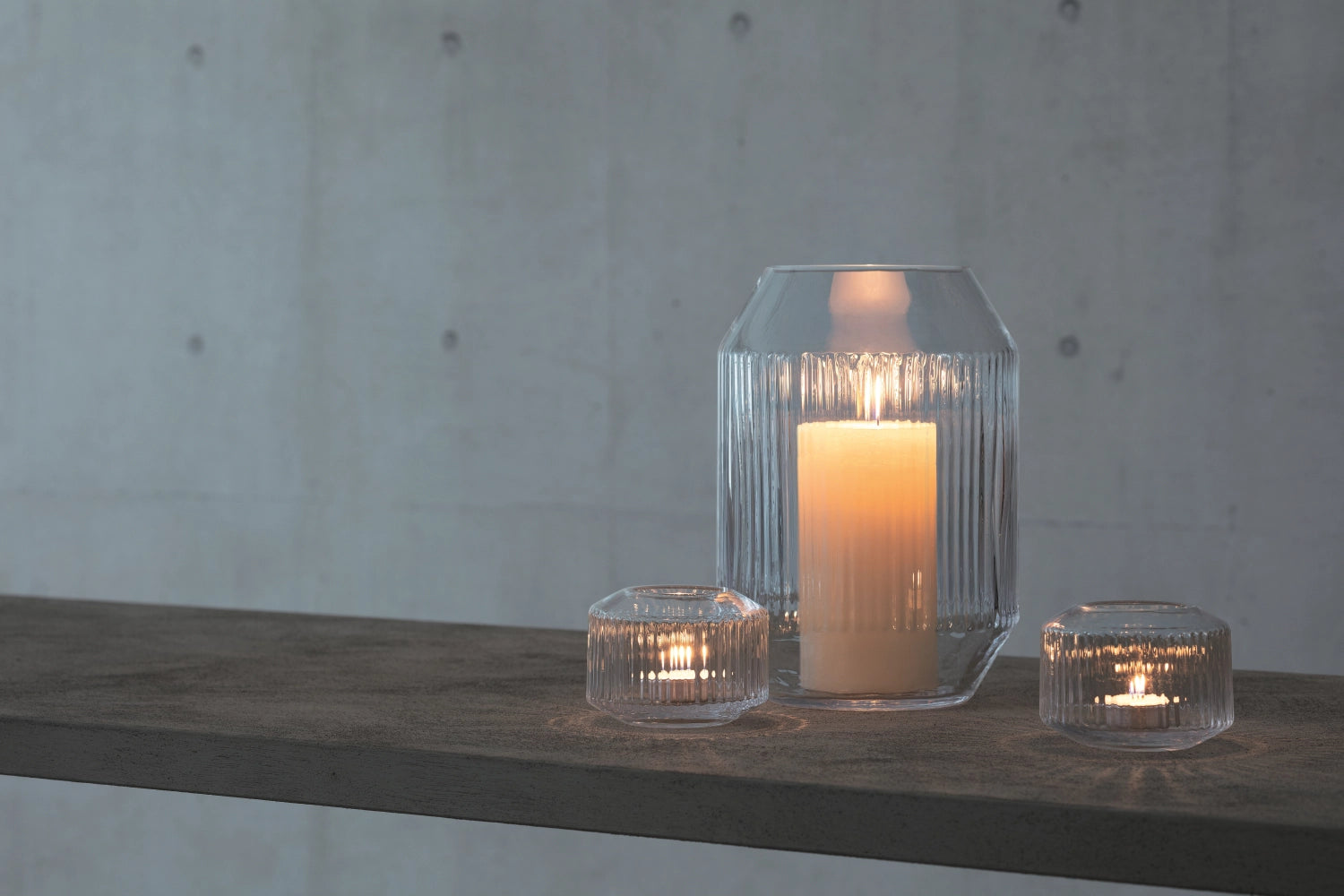 Elegante Rotunda Sturmlicht Vase von LSA, 26 cm hoch, aus klarem Glas, ideal für stilvolle Dekoration und stimmungsvolle Beleuchtung.