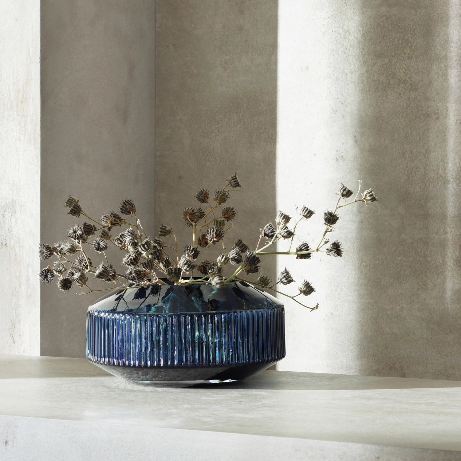 Elegante Rotunda Breite Vase in saphirblau, 14 cm hoch, ideal für stilvolle Tischdekoration und moderne Wohnräume.