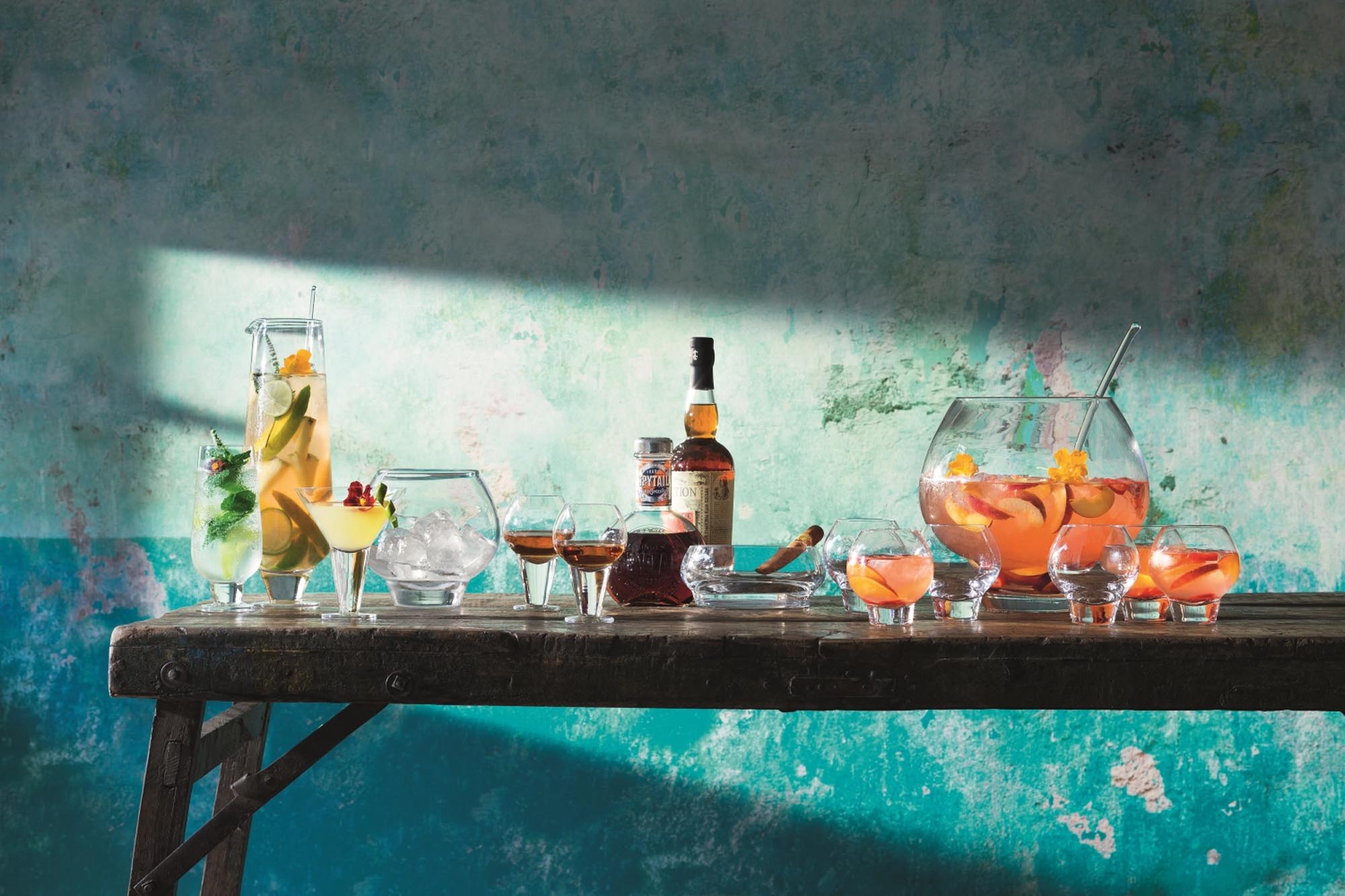 Entdecken Sie das stilvolle LSA Rum Punch Bowle-Set – ideal für gesellige Abende und festliche Feiern. Hochwertiges Glas für unvergessliche Momente.