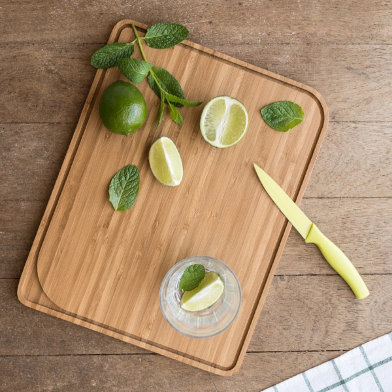 <tc>Pebbly</tc> Cutting board with juice groove, bamboo, 26 x 18 cm