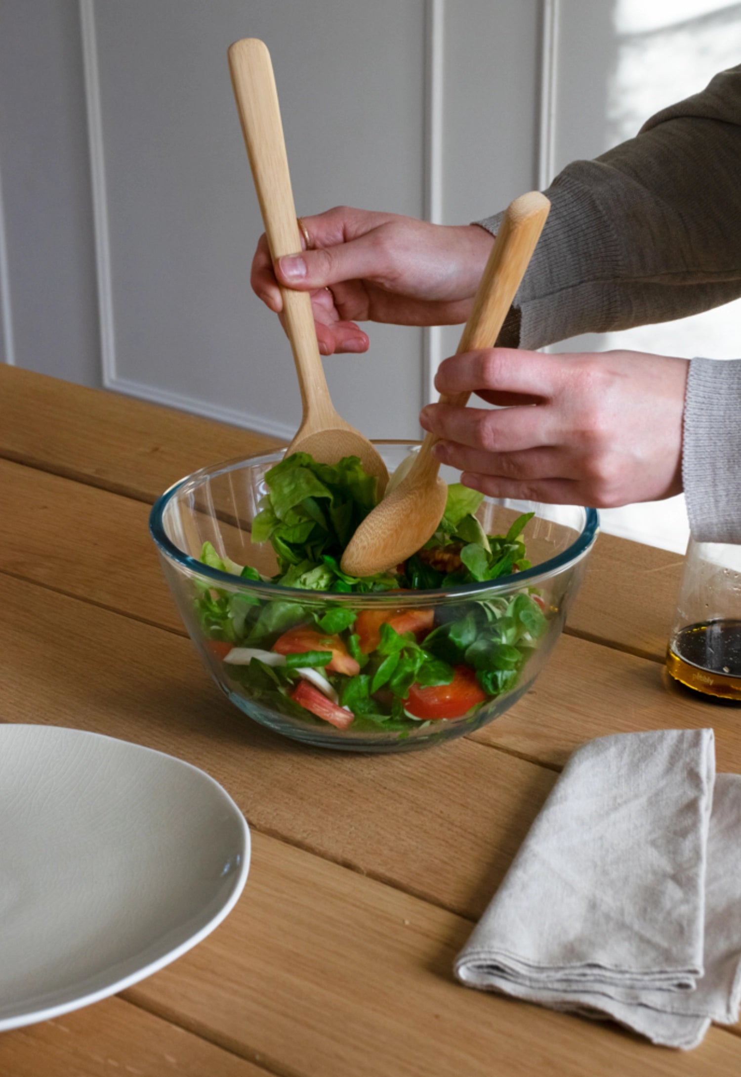 Elegantes Salatbesteck aus Bambus von Pebbly, 27 cm lang, ideal für stilvolles Servieren von Salaten, umweltfreundlich und langlebig.