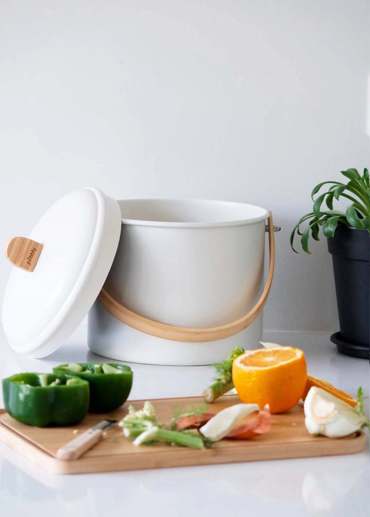 Der Pebbly Kompostbehälter 7l vereint modernes Design mit Funktionalität. Ideal für Küchenabfälle, geruchsneutral dank Aktivkohlefilter.