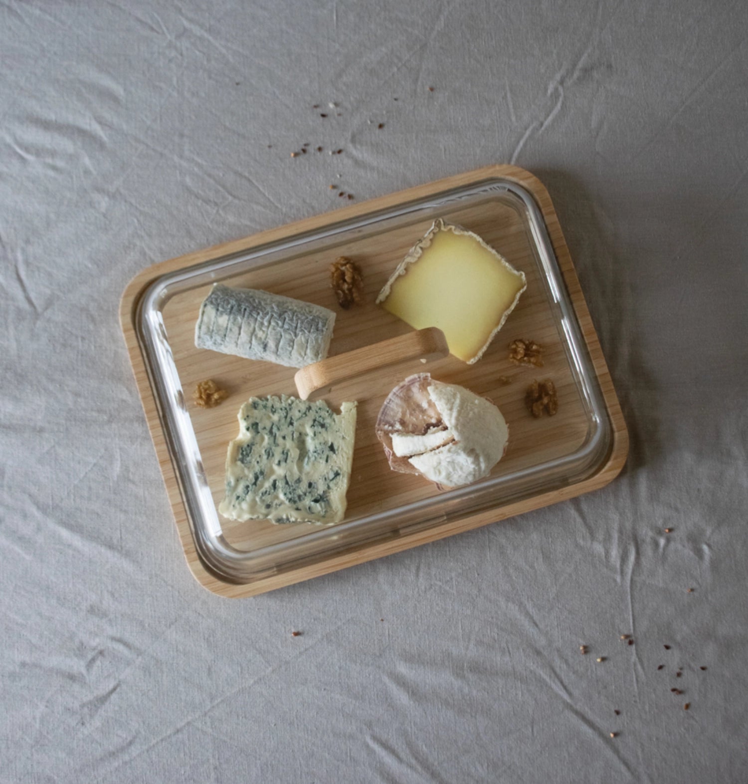 Stilvolle Käsebox von Pebbly mit transparentem Glasdeckel und hochwertigem Bambus-Brett, perfekt für Käseliebhaber und ansprechende Tischdekoration.