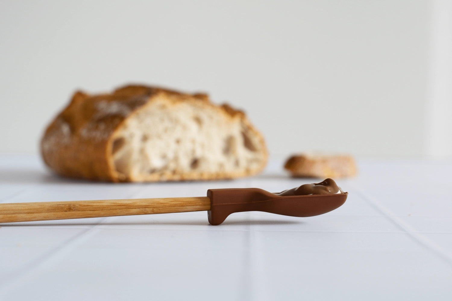 Pebbly Mini Spachtel in Schokolade, 24 cm, ideal zum Backen und Dekorieren, ergonomisches Design für präzises Arbeiten in der Küche.