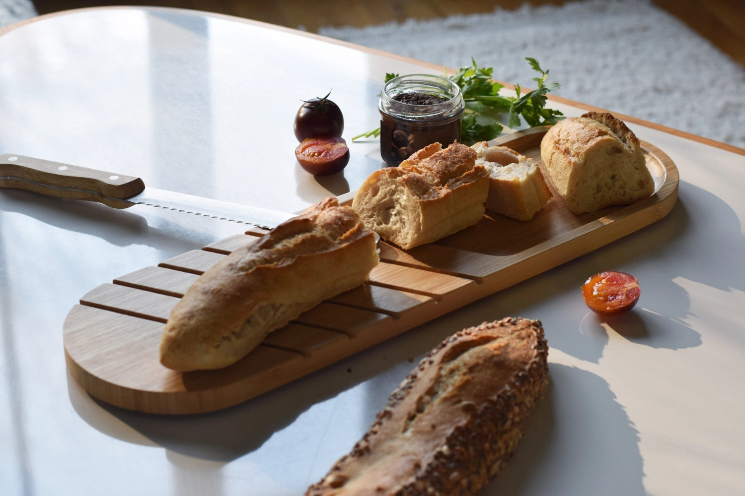 Erleben Sie das elegante Pebbly Brotbrett Baguette aus robustem Bambus (50x15x1,5 cm) – perfekt für stilvolles Servieren und hygienisches Schneiden.