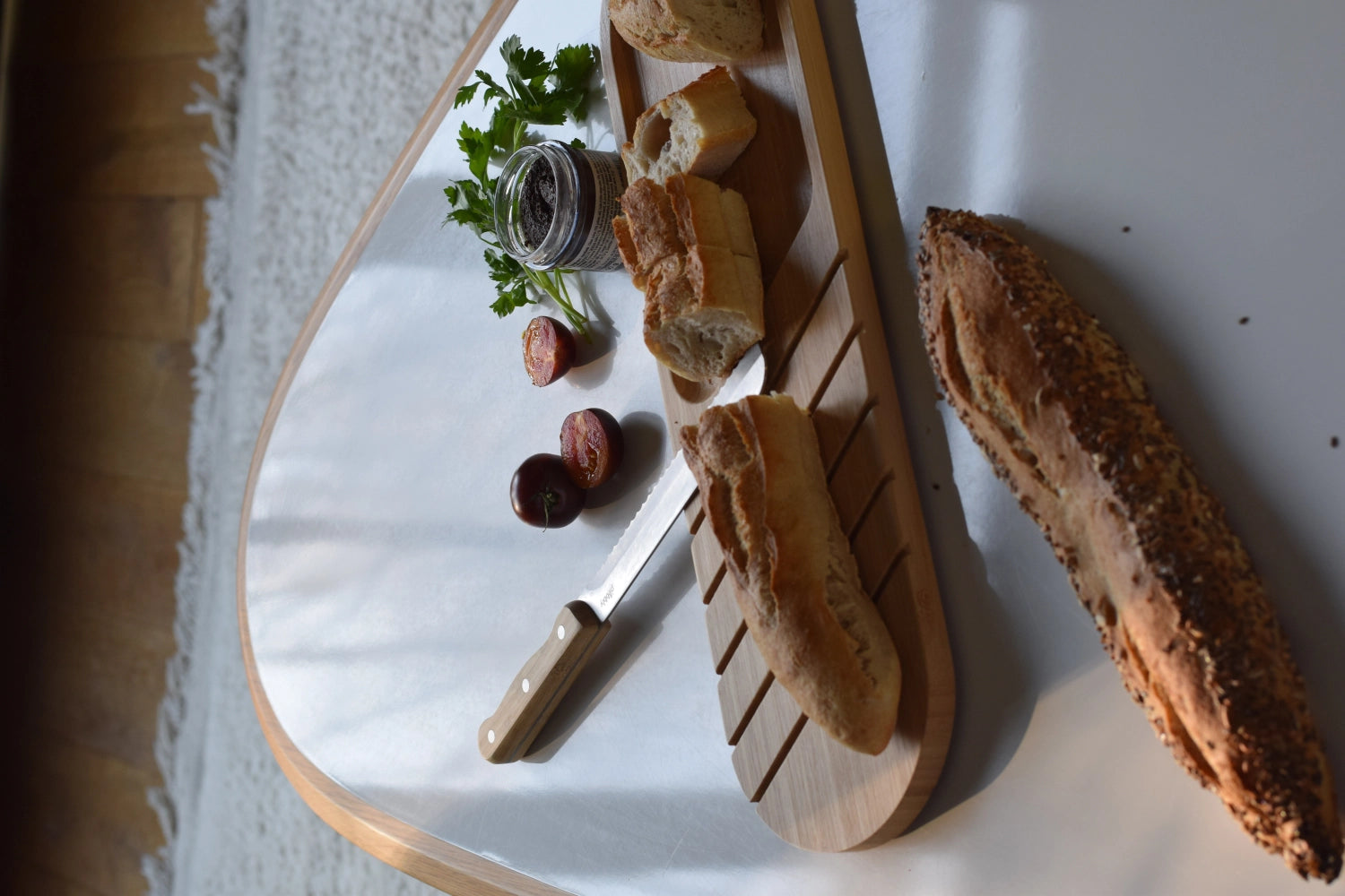 Stilvolles Baguette-Brotbrett aus hochwertigem Bambus von Pebbly, ideal für die Präsentation und das Schneiden von Brot, Maße: 50x15x1.5cm.