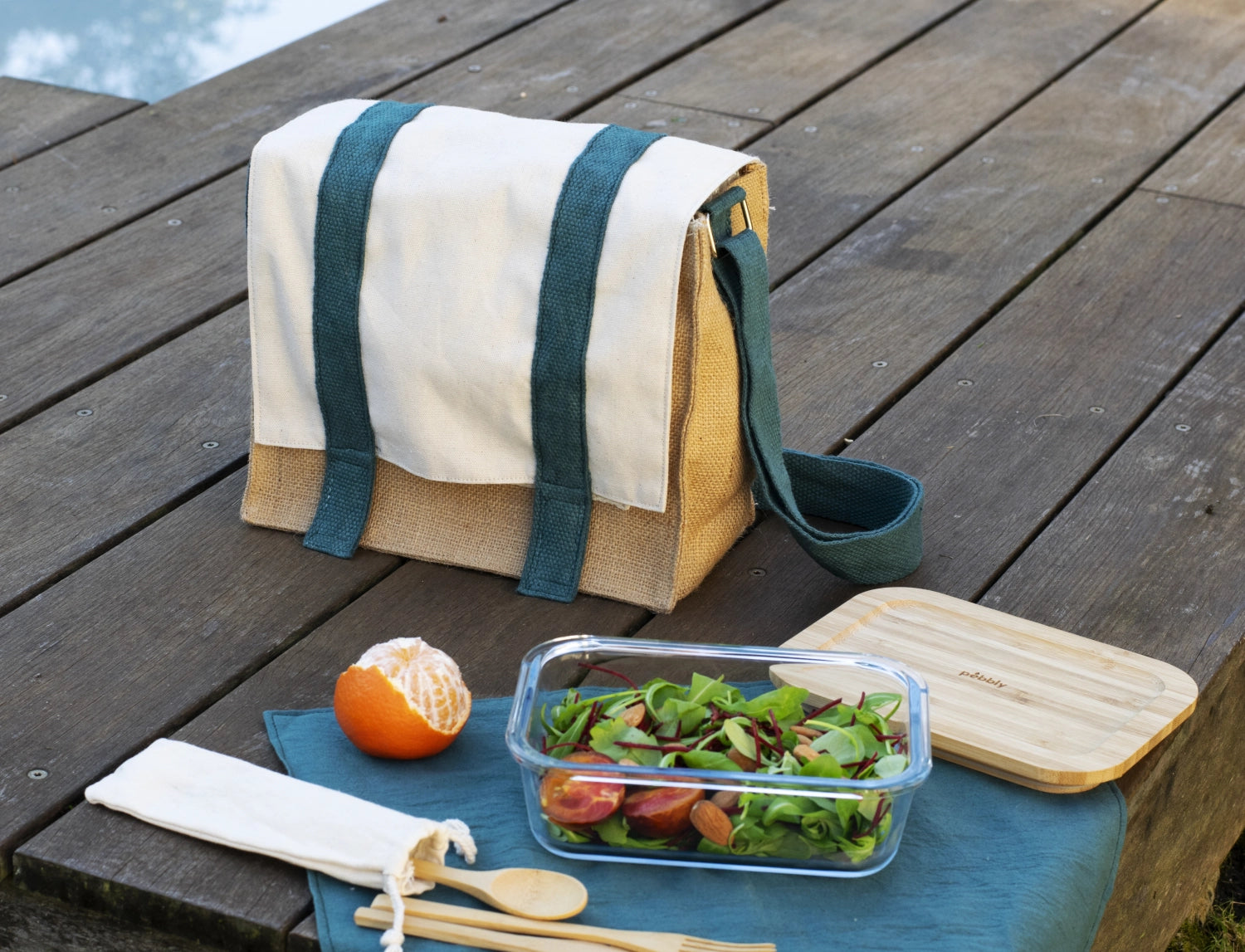 Pebbly Umhängetasche in natürlichem und dunkelblauem Design, ideal für Lunchboxen, Maße 26x22x12cm, praktisch und stilvoll.