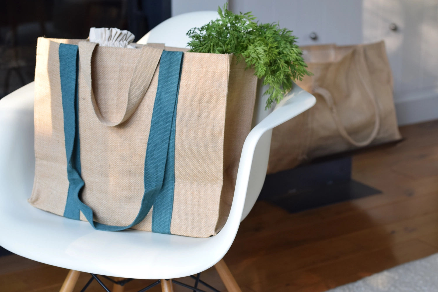Große Pebbly XL Tasche in fröhlichen Farben, perfekt für Lunch und Snacks, ideal für unterwegs und im Alltag.