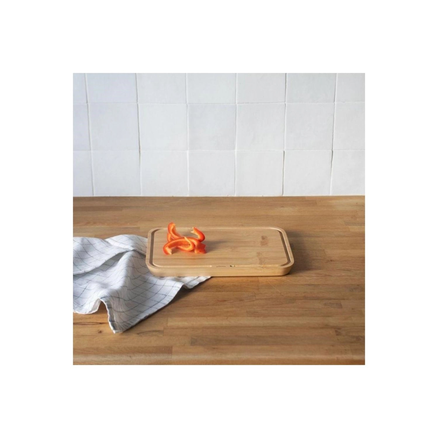 Klein, elegant und funktional: Das Pebbly Bambus-Schneidebrett S (25x17,5cm) ist antibakteriell, pflegeleicht und perfekt für jede Küche.