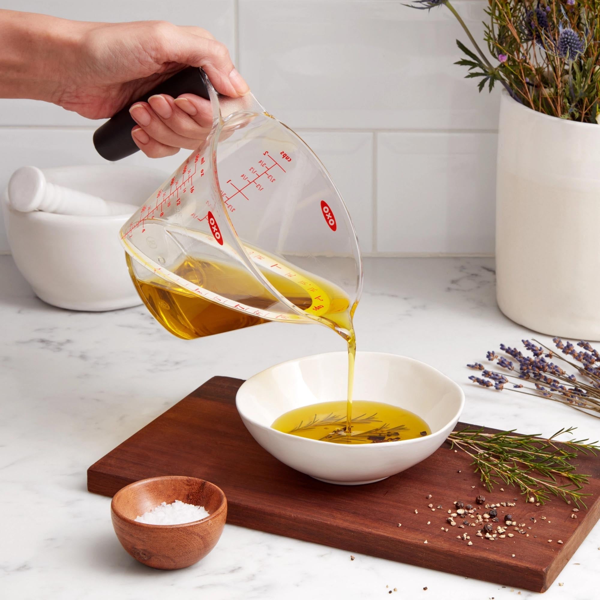 OXO abgewinkelter Messbecher (250 ml): Innovatives Design für müheloses Abmessen, bruchsicher, ergonomisch, spülmaschinenfest und BPA-frei.