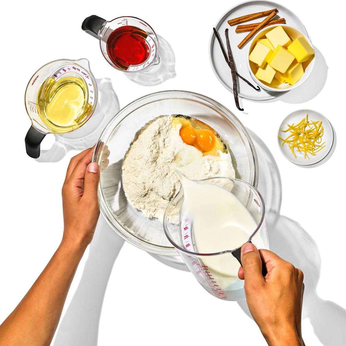 Abgewinkelter Messbecher, 250 ml in Transparent präsentiert im Onlineshop von KAQTU Design AG. Küchenhelfer ist von OXO
