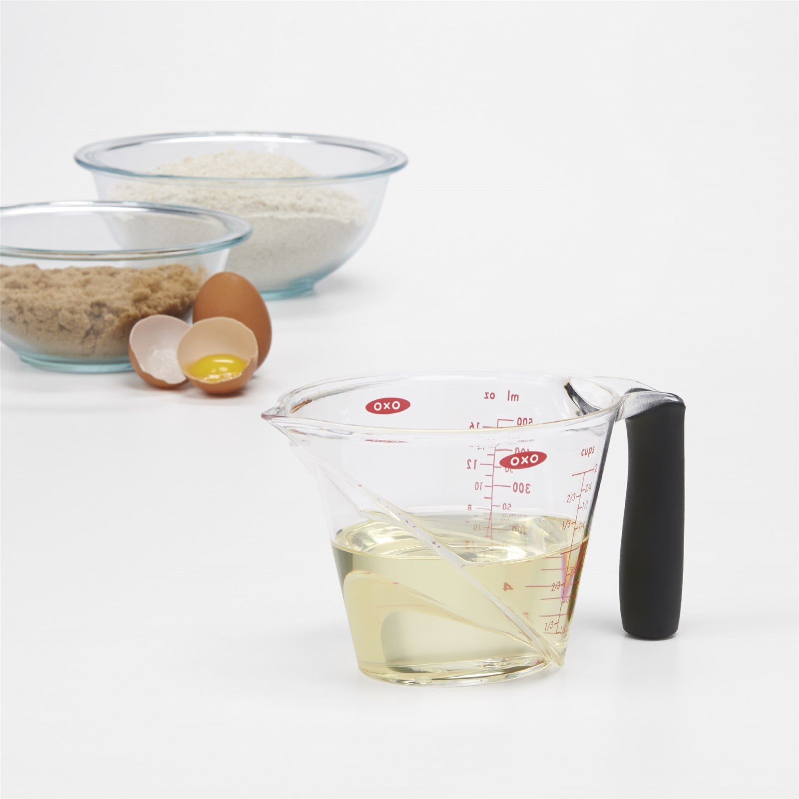OXO 500 ml abgewinkelter Messbecher: Ergonomisch, BPA-frei, spülmaschinenfest, präzise Skala, ideal für Flüssigkeiten & Zutaten.