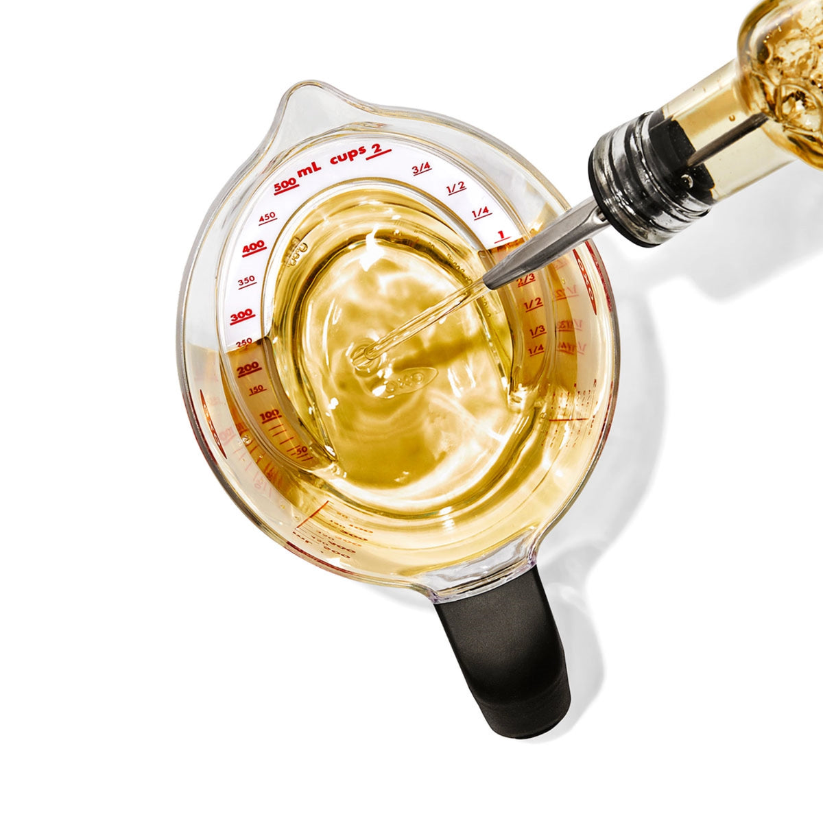 Abgewinkelter Messbecher, 500 ml in Transparent präsentiert im Onlineshop von KAQTU Design AG. Küchenhelfer ist von OXO