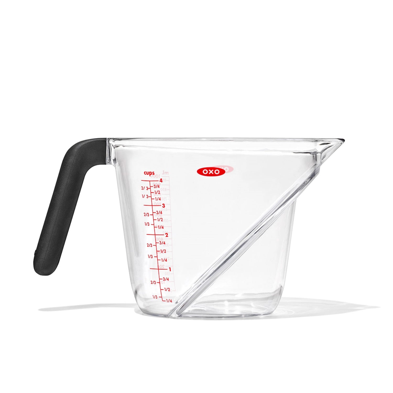 Praktischer abgewinkelter Messbecher von OXO, 1L, ideal für präzises Messen und Ausgießen von Flüssigkeiten, ergonomisches Design für einfachen Gebrauch.