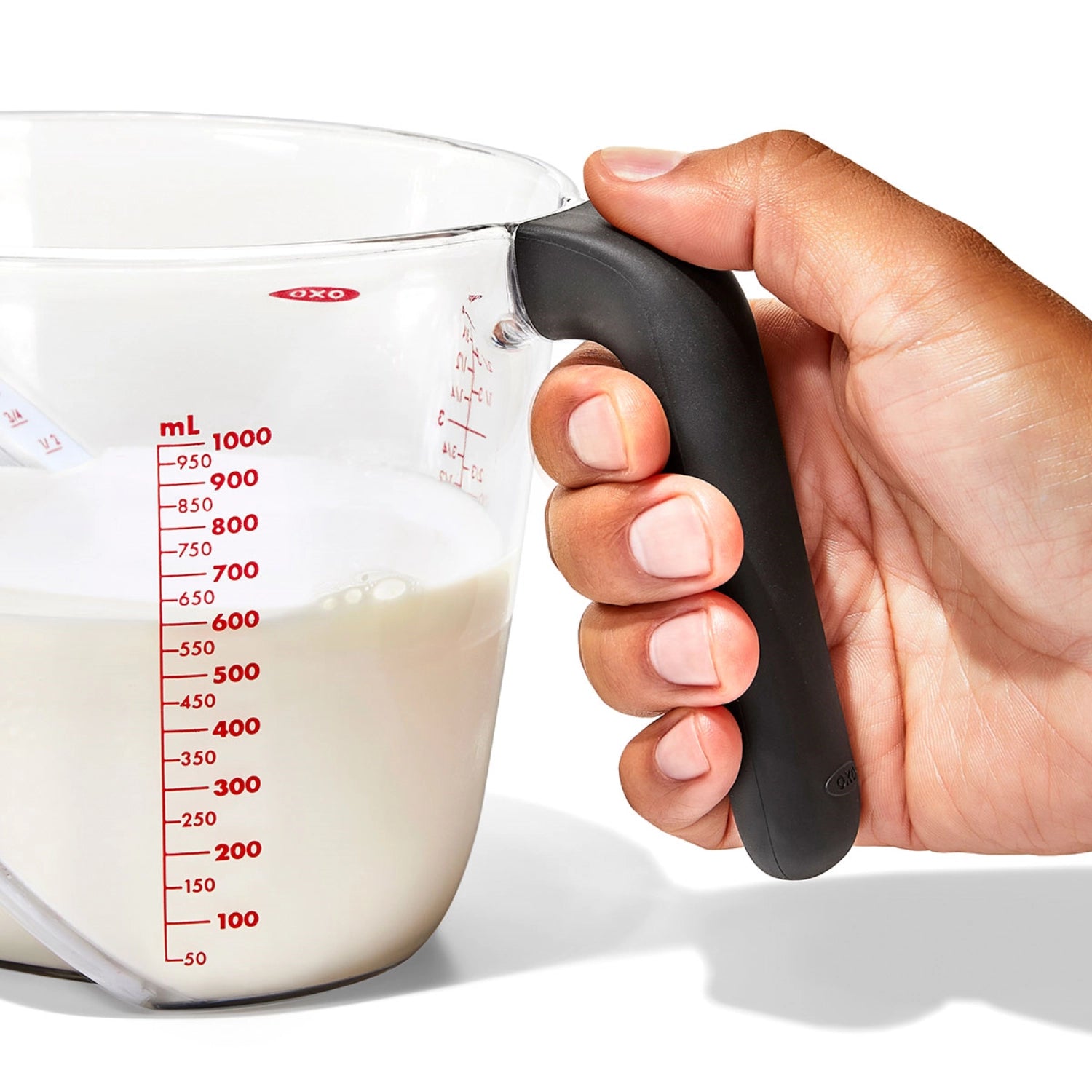 Praktischer 1L abgewinkelter Messbecher von OXO, ideal für präzises Messen von Flüssigkeiten, ergonomisch gestaltet für komfortable Handhabung.