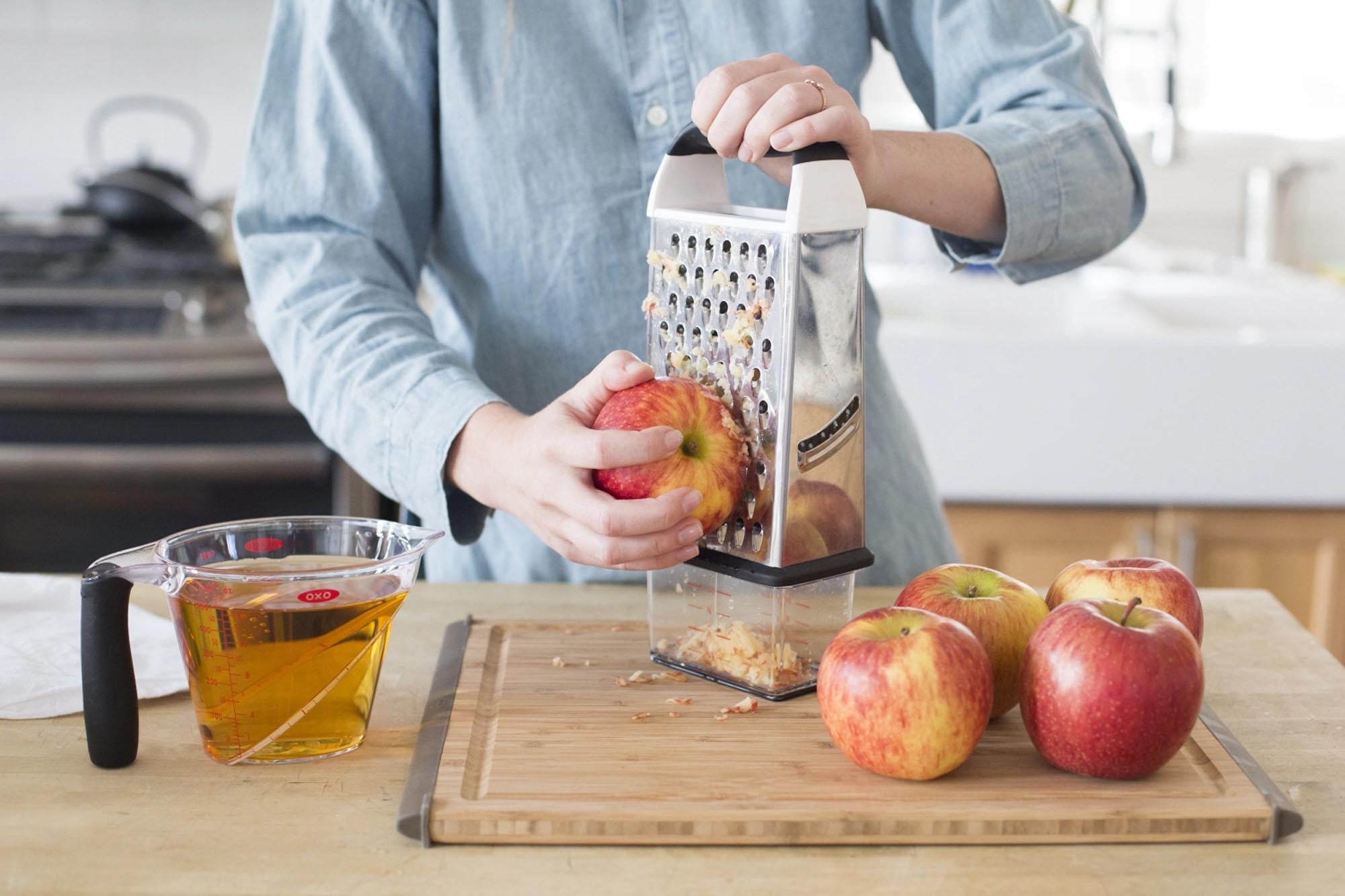 Vielseitige OXO 4-seitige Reibe aus Edelstahl mit 1,5L Auffangbehälter, ergonomisch, spülmaschinenfest, stilvoll.