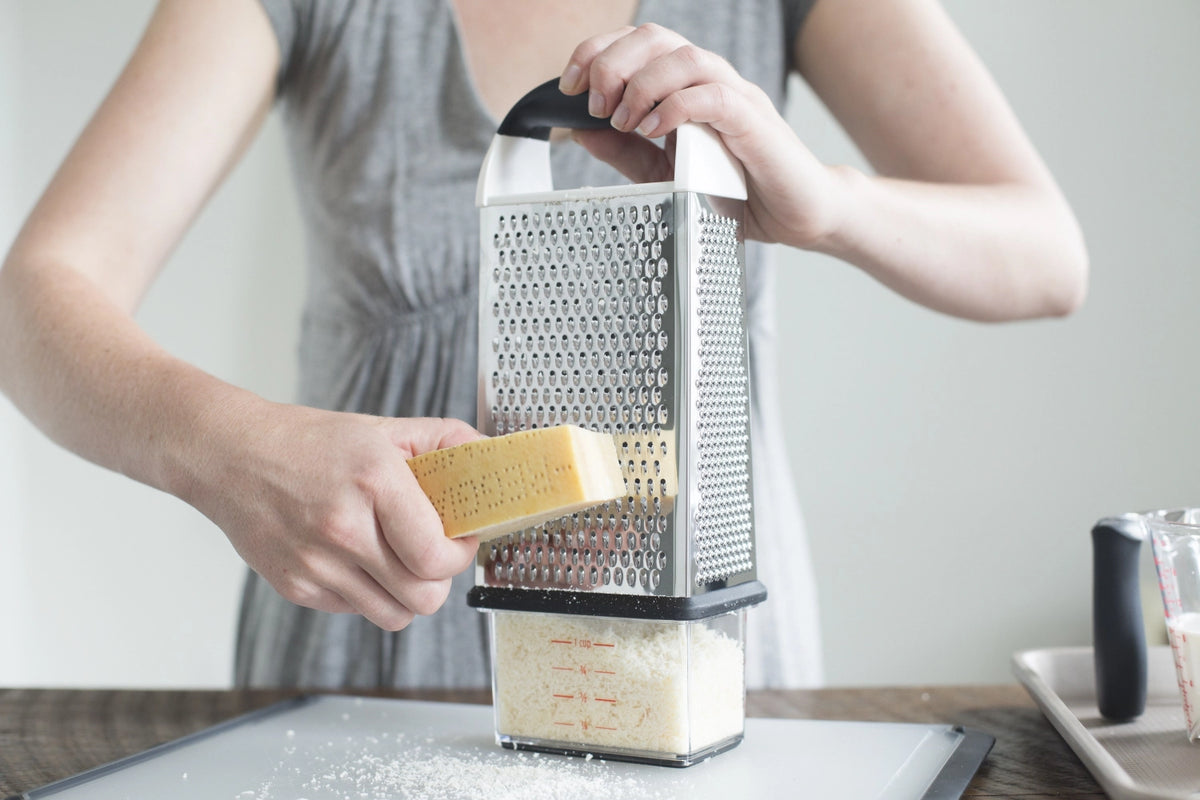 4-seitige Reibe m. Auffangbehälter in Silber präsentiert im Onlineshop von KAQTU Design AG. Küchenhelfer ist von OXO