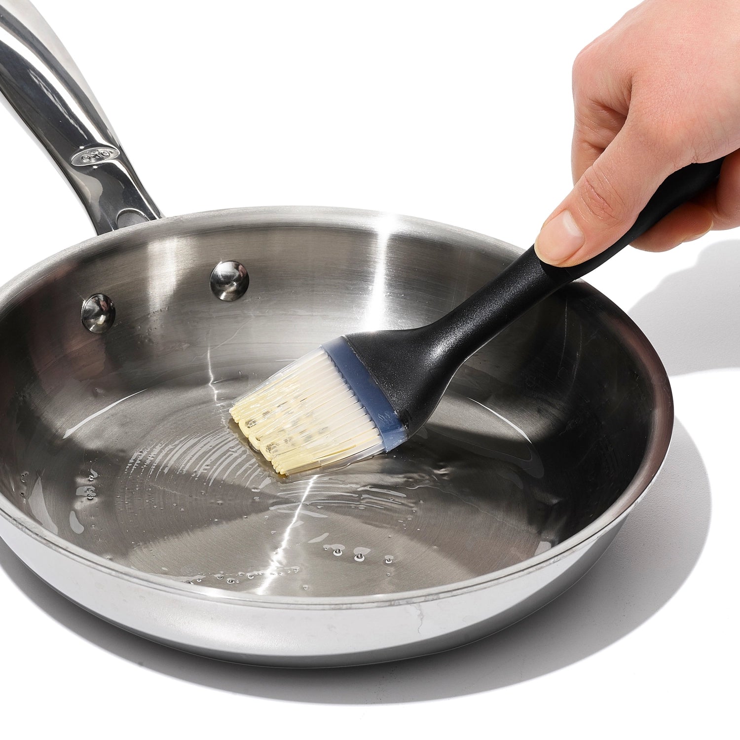 Hochwertiger Silikon-Backpinsel von OXO mit 3,8 cm breiten Borsten, ideal für präzises Bestreichen von Kuchen und Gebäck mit Teig oder Glasur.