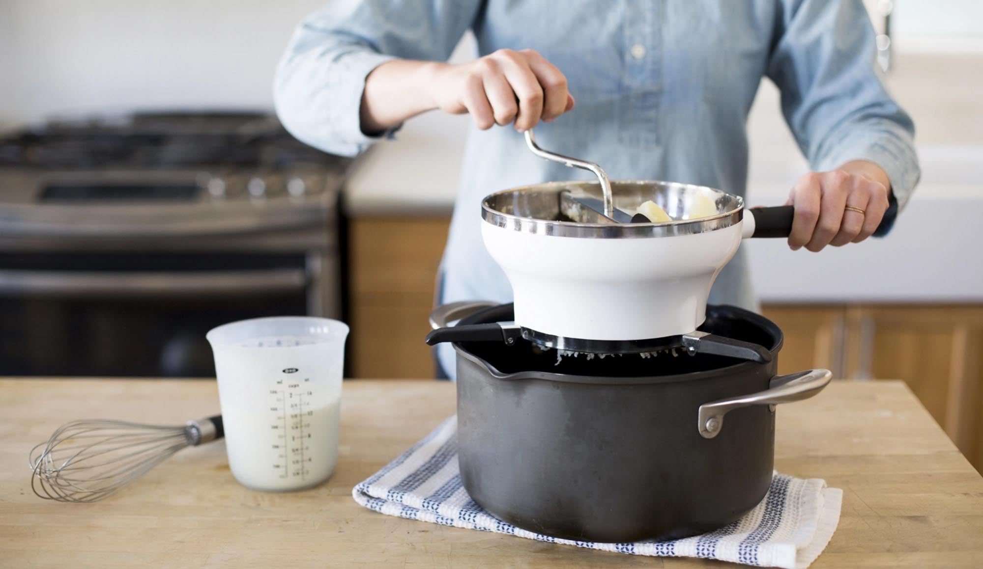 Der OXO Passe-Vite Ø 20 cm vereinfacht die Zubereitung von Pürees und Saucen. Hochwertige Materialien garantieren Langlebigkeit und einfache Reinigung.