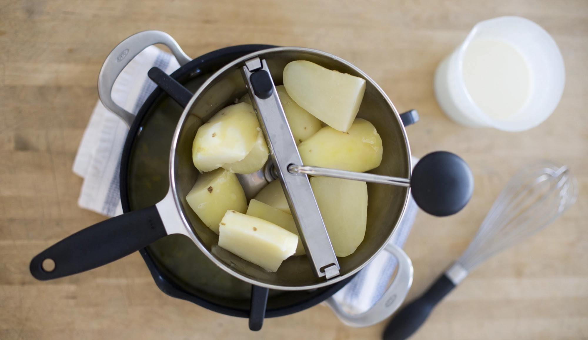 Der OXO Passe-Vite Ø 20 cm ist der perfekte Küchenhelfer für Pürees und Saucen. Langlebig, pflegeleicht und vielseitig einsetzbar!