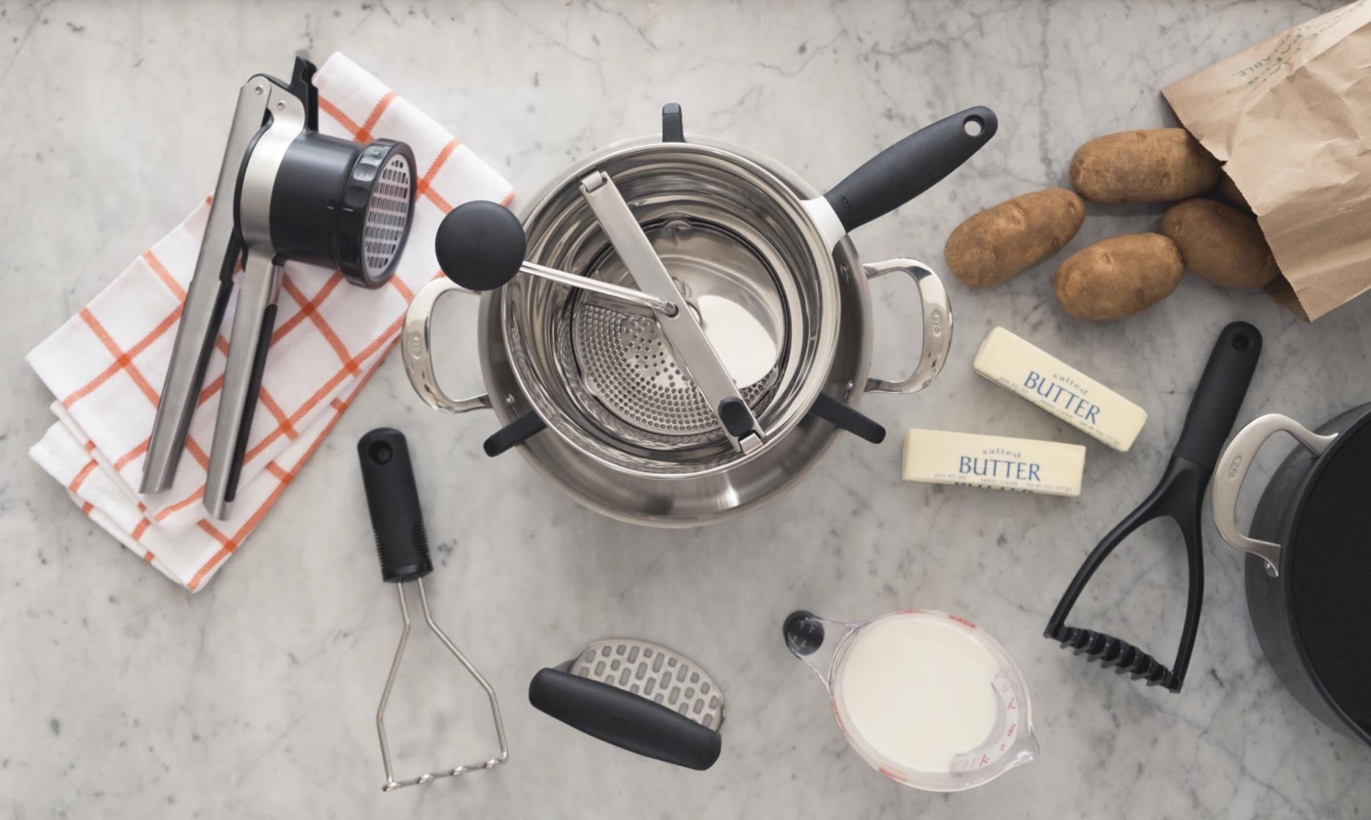 Entdecken Sie den OXO Passe-Vite Ø 20 cm – ideal für die Zubereitung von Pürees, Saucen und Babynahrung. Hochwertig, langlebig und einfach zu reinigen!