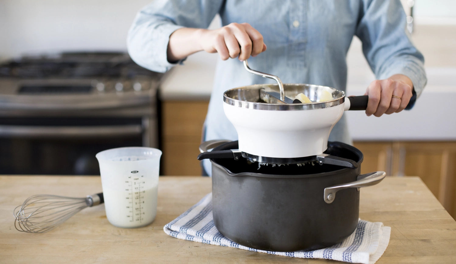 Praktisches Küchensieb Passe-Vite von OXO, Ø 20 cm, ideal zum Abseihen von Lebensmitteln, robust und funktional für jede Küche.