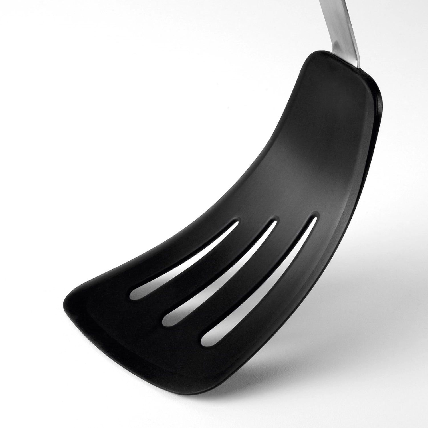 Praktischer Silikon-Pfannenwender von OXO, 34 cm, perfekt für das Wenden von empfindlichen Speisen, hitzebeständig und spülmaschinenfest.