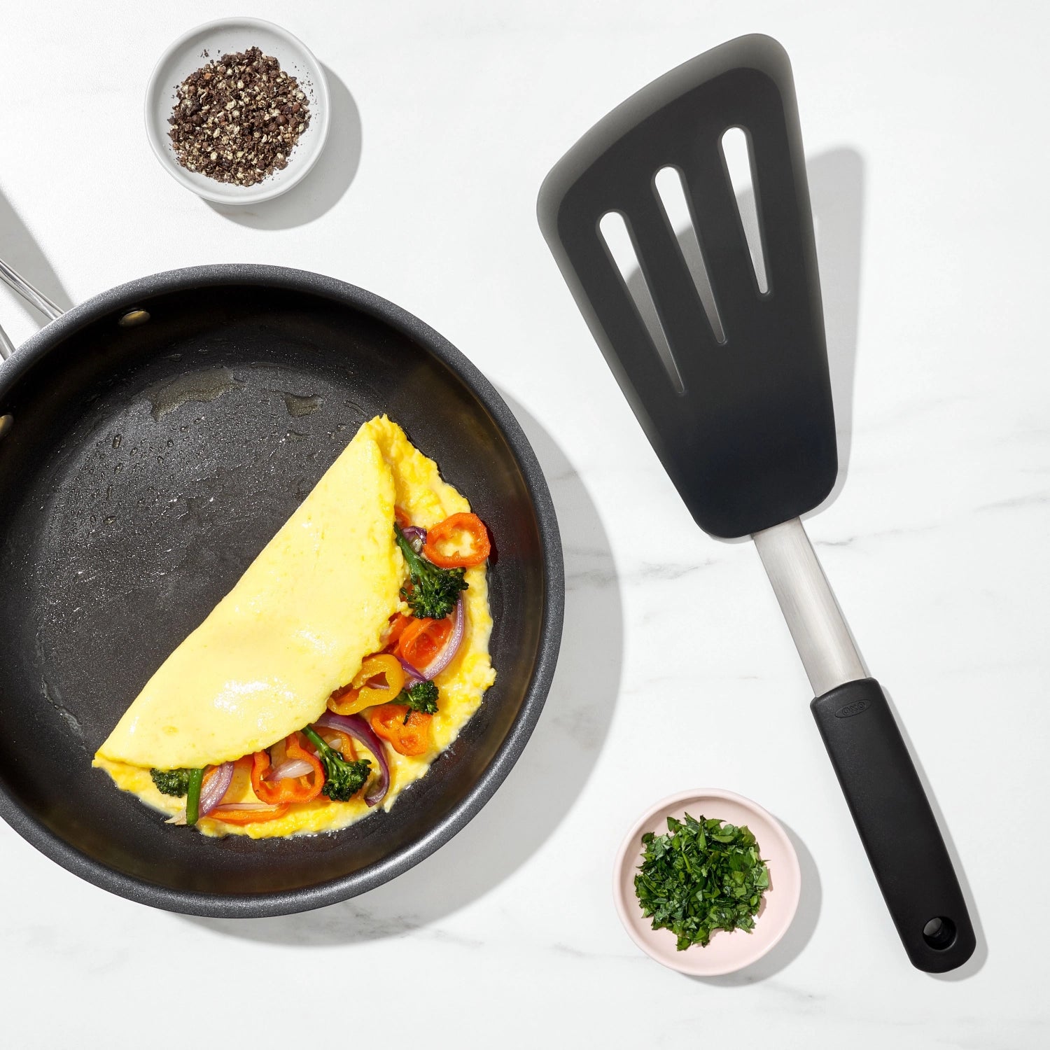 Flexibler Silikon-Pfannenwender von OXO, 34 cm lang, ideal zum Wenden und Servieren von Speisen, hitzebeständig und leicht zu reinigen.
