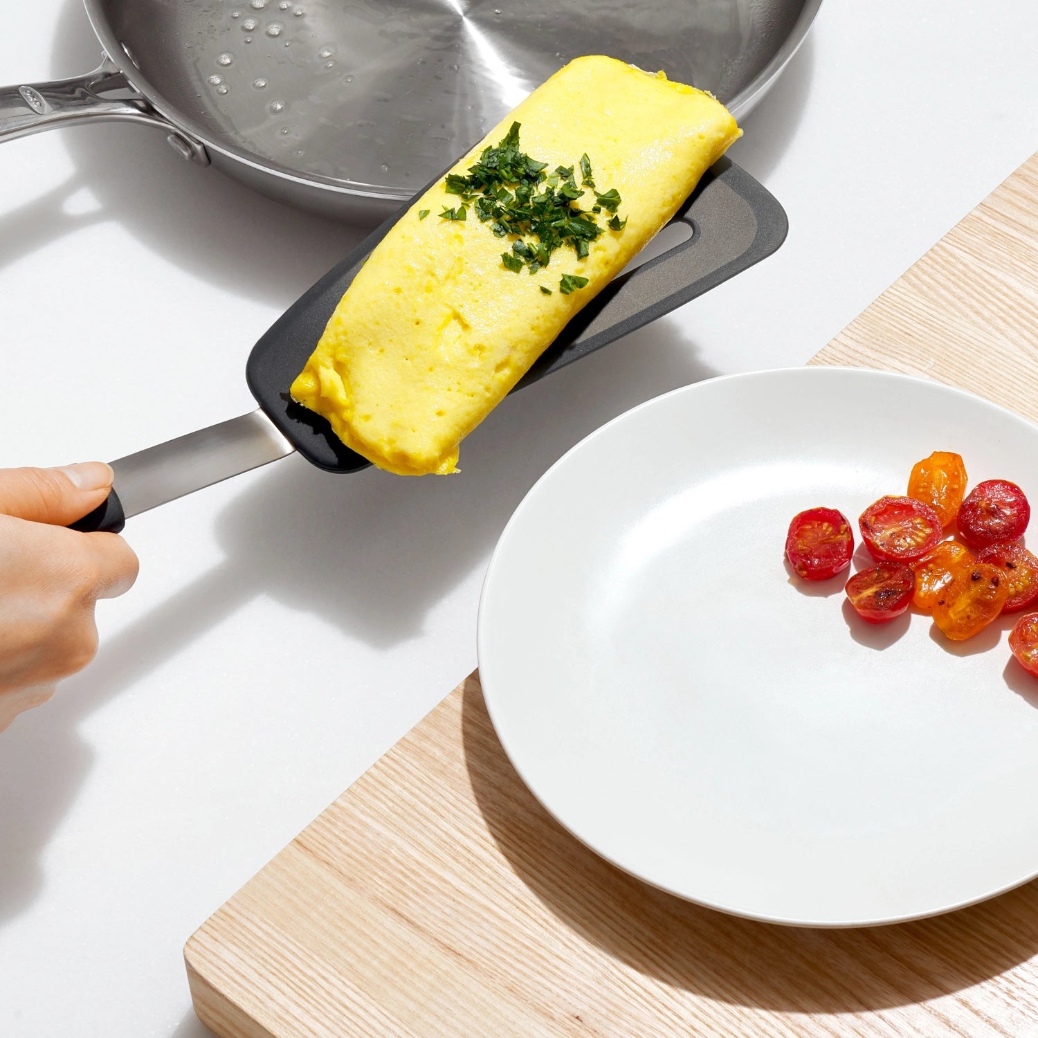 Praktischer Silikon-Pfannenwender von OXO, 34 cm, perfekt für das Wenden von empfindlichen Lebensmitteln, hitzebeständig und spülmaschinenfest.