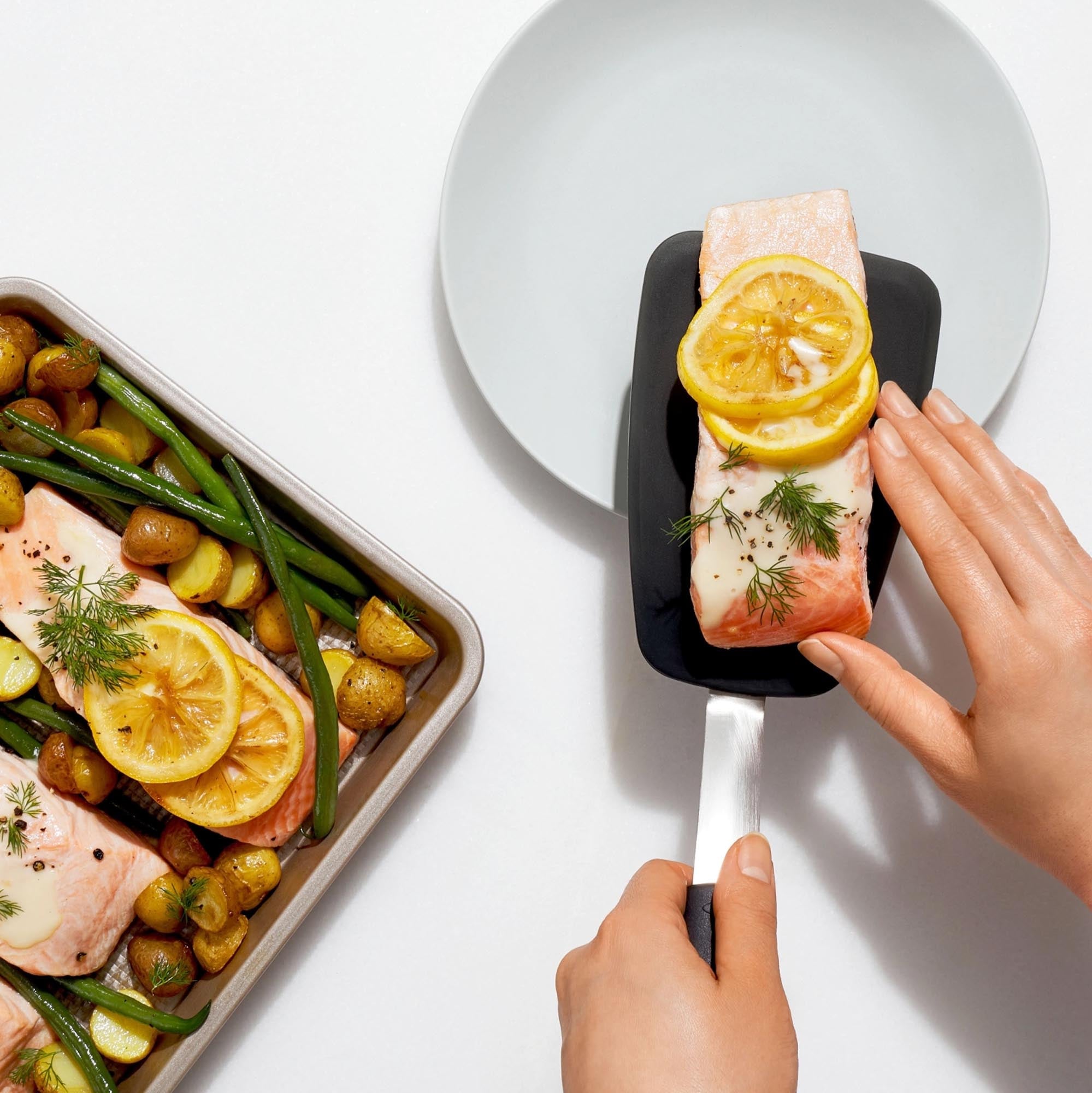 Der OXO Silikon-Pfannenwender (31,7 cm) vereint Flexibilität und Langlebigkeit, perfekt für sanftes Wenden und einfache Reinigung.