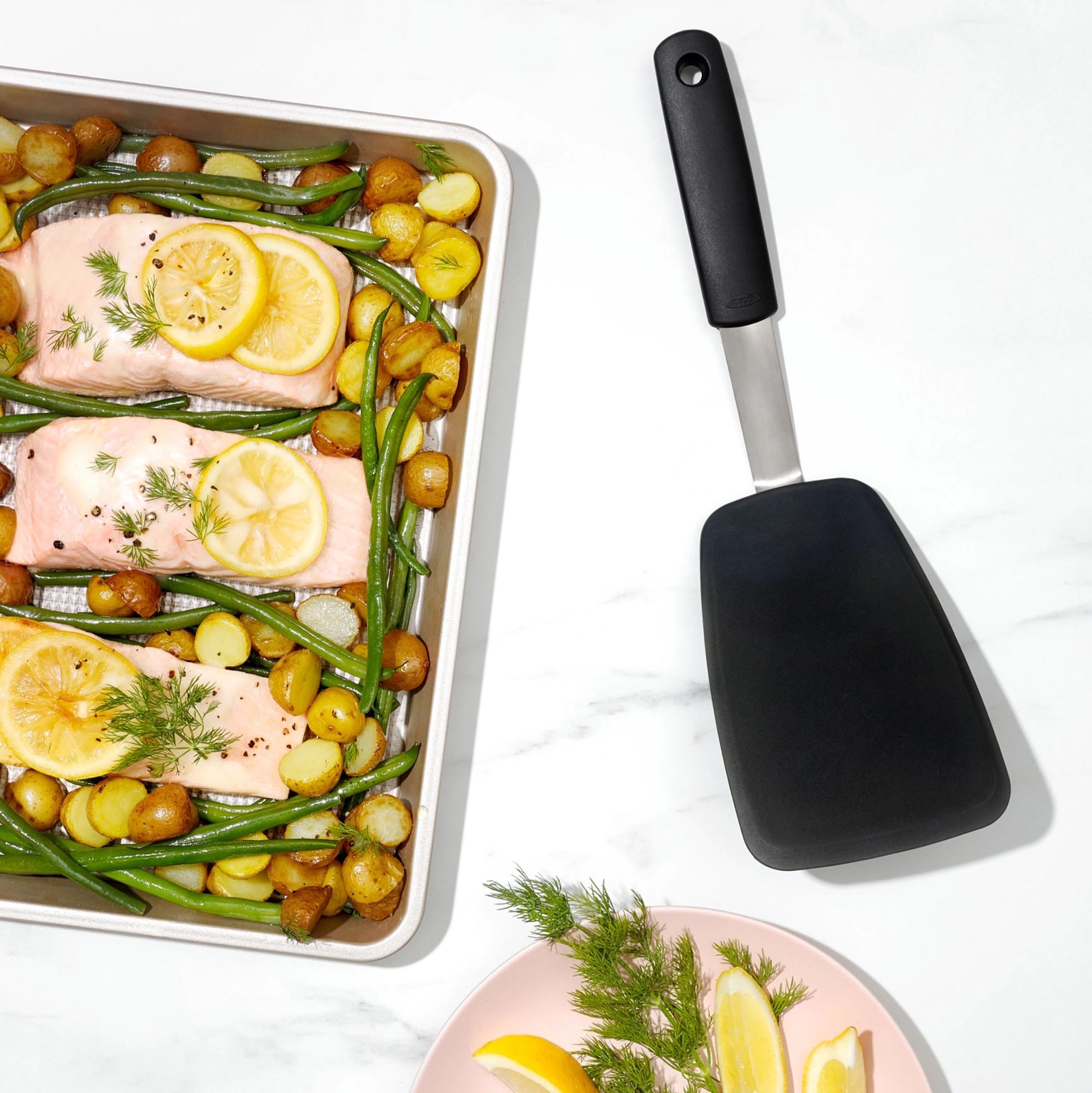 Der OXO Silikon-Pfannenwender (31,7 cm) ist flexibel, hitzebeständig und spülmaschinenfest – ideal für empfindliche Speisen.