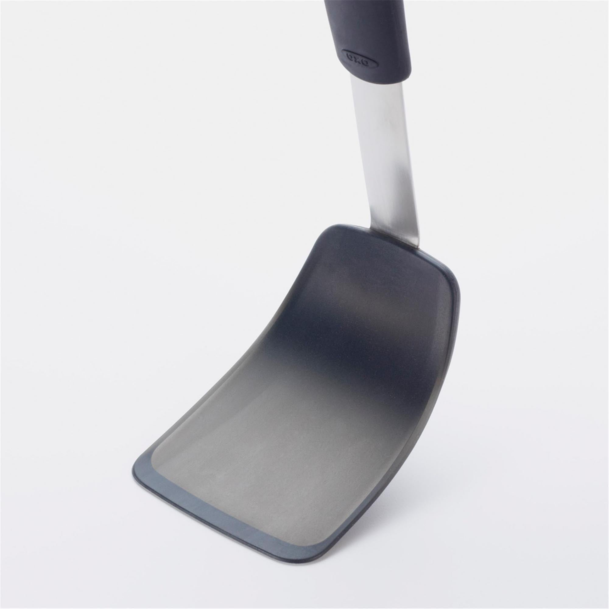 Entdecken Sie den 28,5 cm langen Silikon-Pfannenwender von OXO – ein elegantes, langlebiges Küchenwerkzeug, das müheloses Wenden und Servieren ermöglicht.