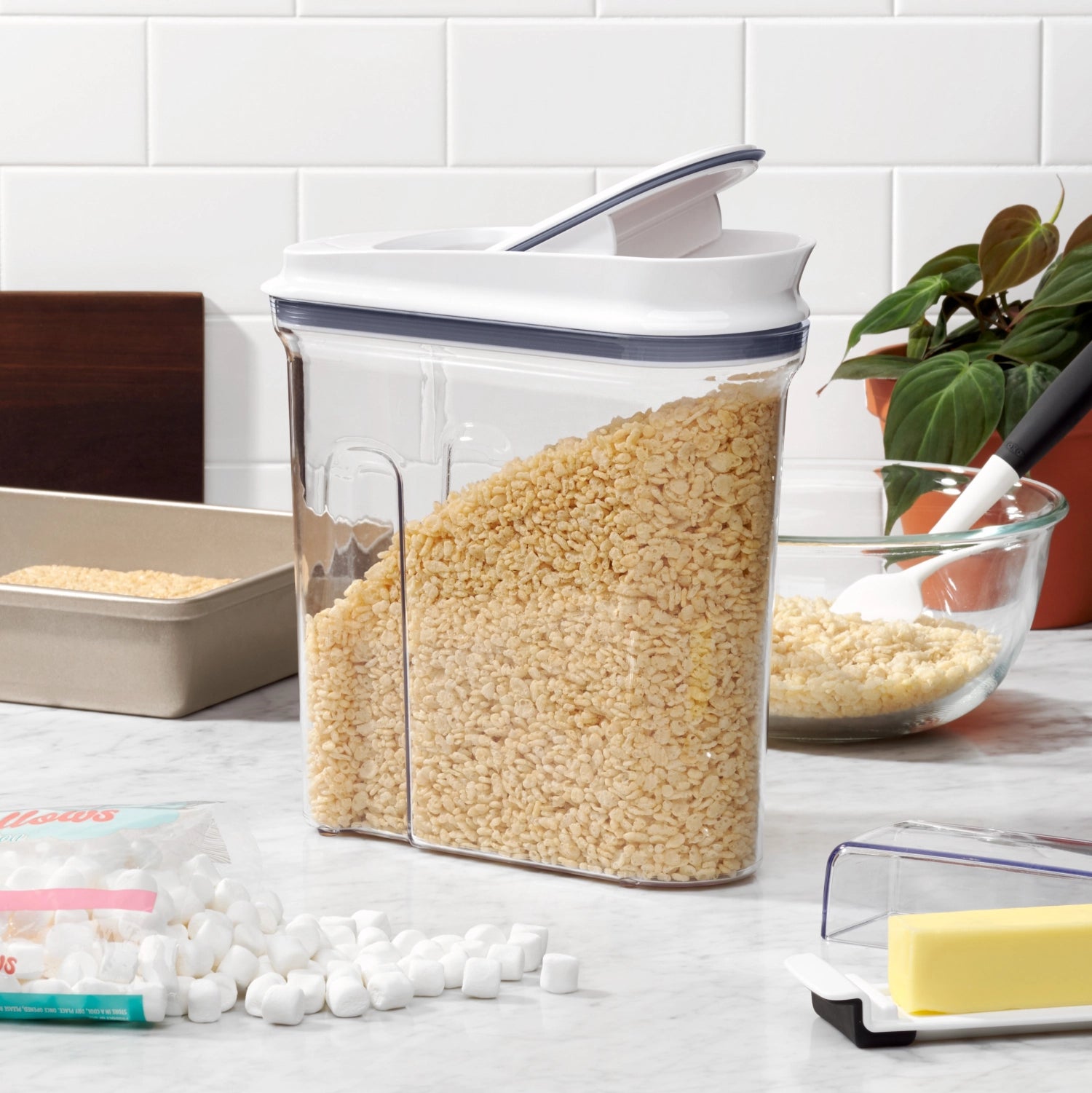 Stylischer OXO Cerealien Dispenser in der Größe mittel (3.2 l), perfekt für die übersichtliche Lagerung von Frühstücksflocken und Knabbereien.