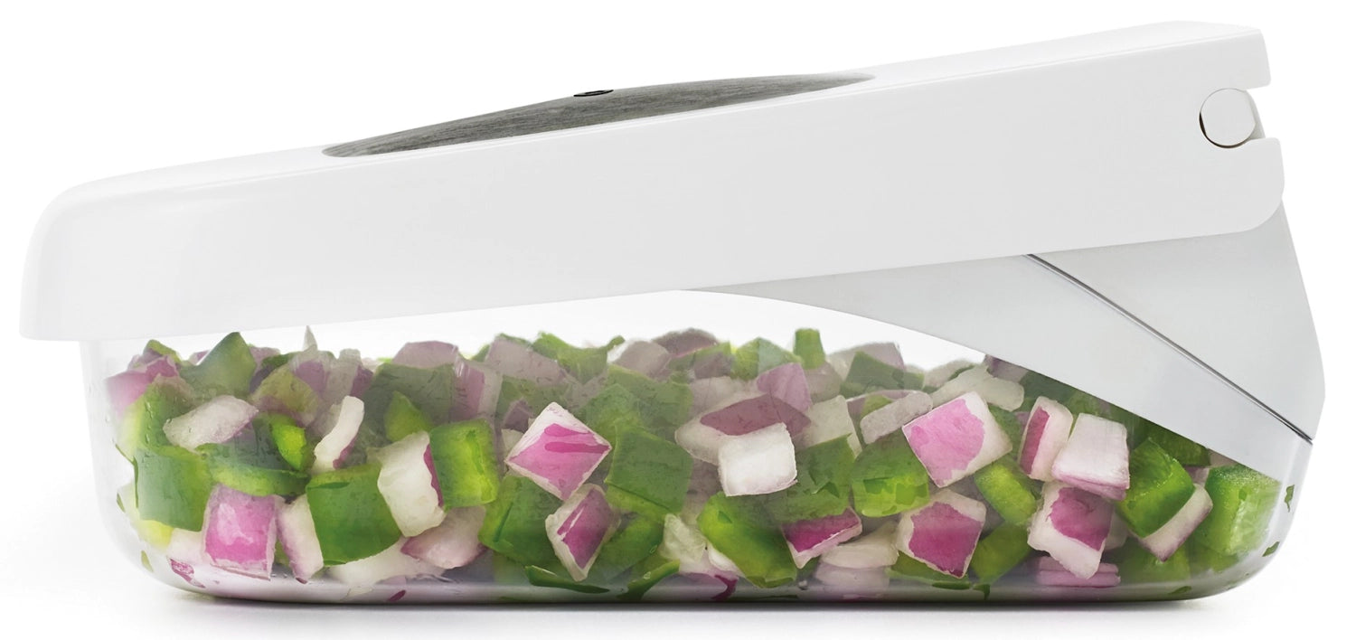 Praktischer und stilvoller Zerkleinerer in Weiß von OXO, perfekt zum mühelosen Schneiden von Zwiebeln und Gemüse für Ihre Küche.