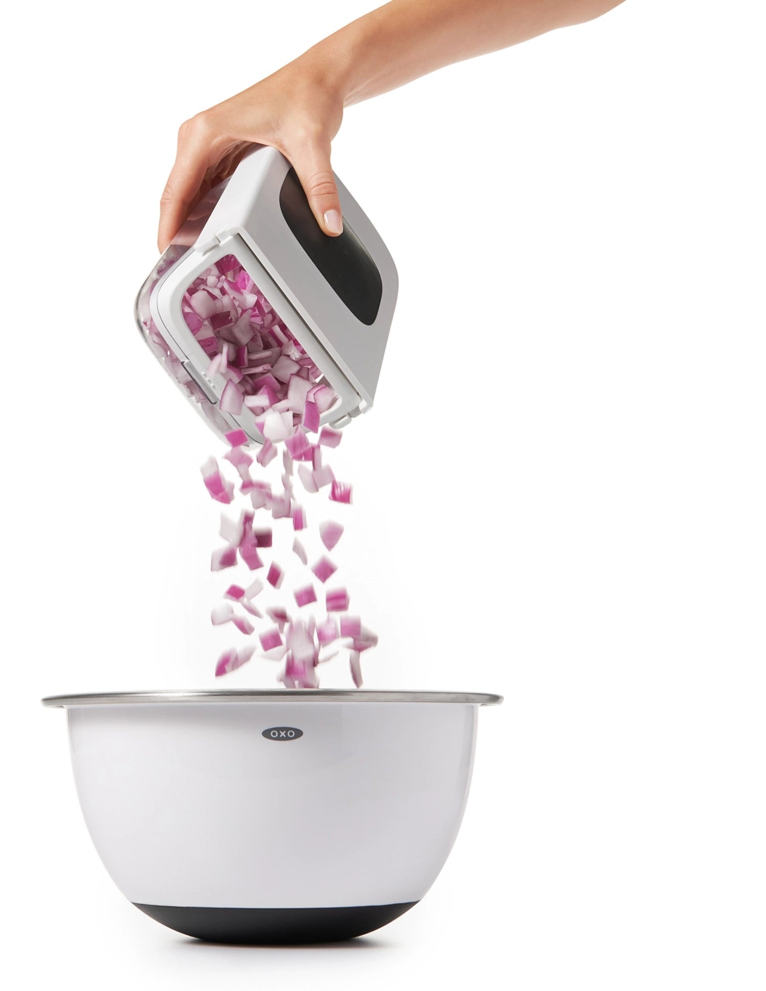 Praktischer Zwiebelschneider in Weiß von OXO, perfekt für müheloses Zerkleinern von Zwiebeln und Gemüse mit ergonomischem Griff.