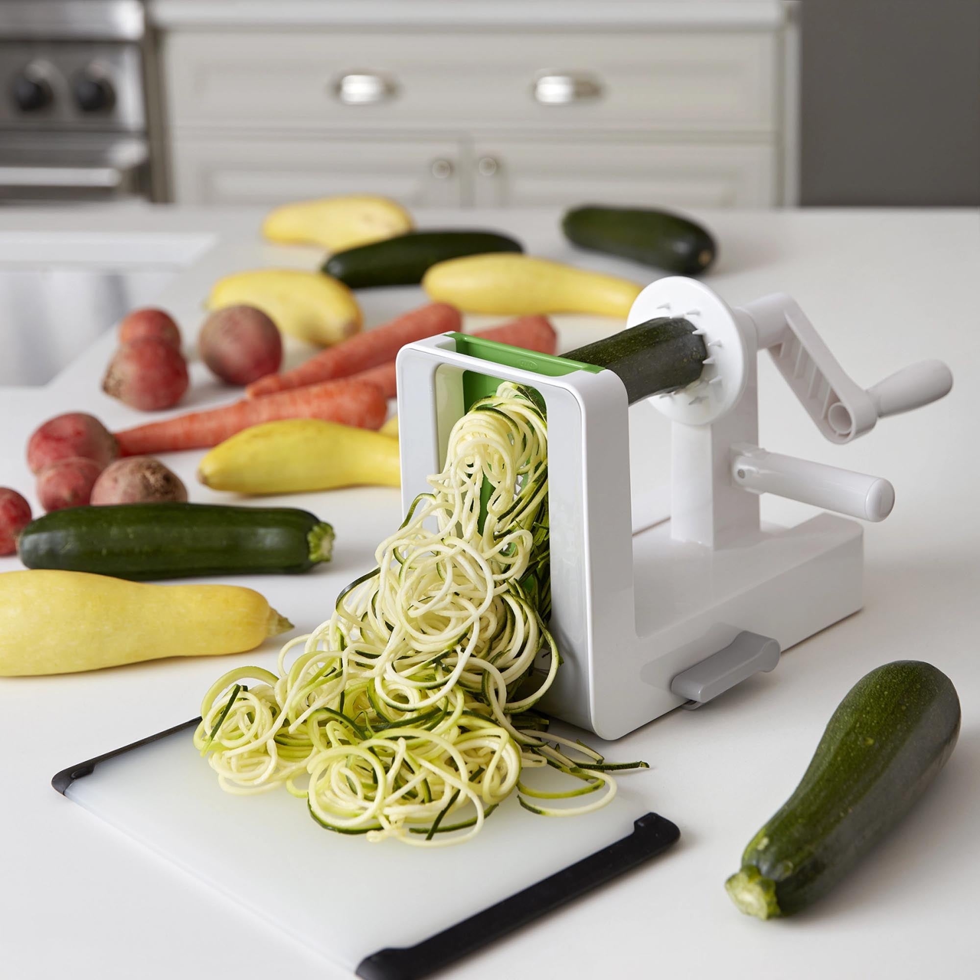 OXO Spiralizer: Vielseitiger Gemüseschneider mit 3 Einsätzen für gesunde, kreative Gerichte. Kompakt, langlebig und einfach zu reinigen.
