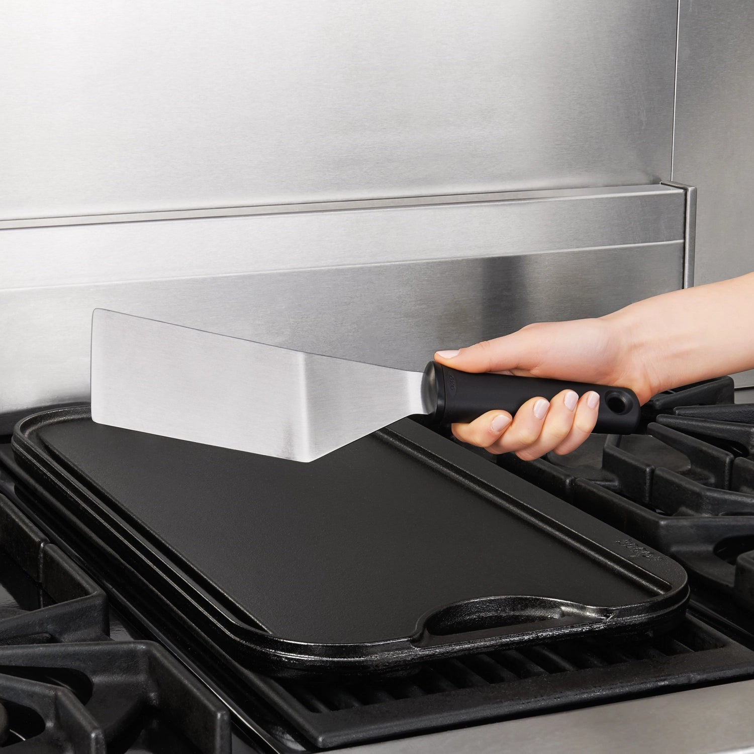 Robuster Good Grips Grillwender von OXO, 32x7x3cm, ideal zum Wenden von Grillgut, ergonomischer Griff für optimalen Halt.
