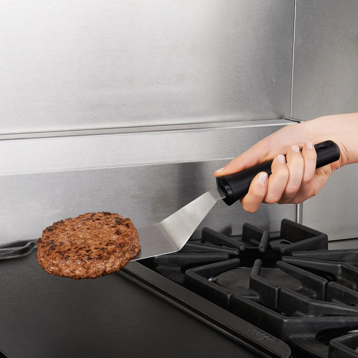 Robuster Grillwender von OXO, ideal für die Plancha, 32x7x3cm, mit ergonomischem Design und rutschfester Oberfläche für einfaches Wenden.