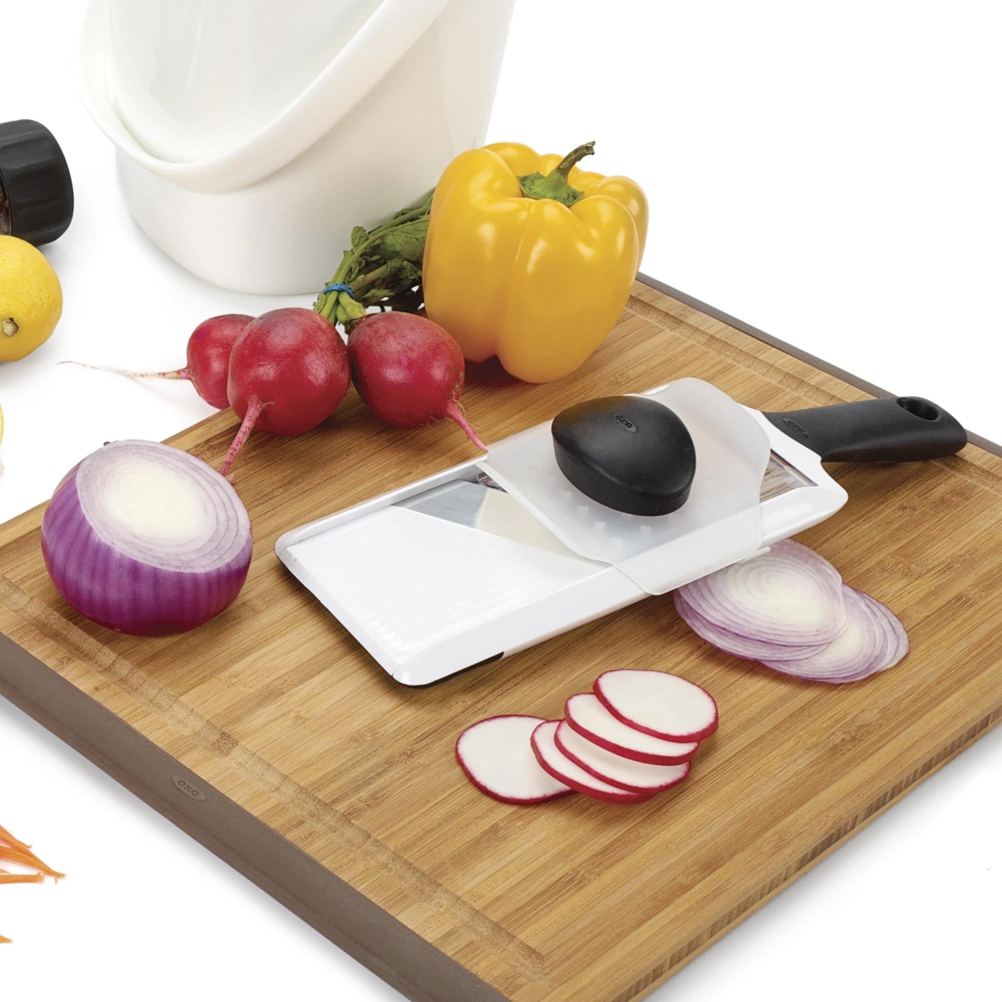 Entdecken Sie die OXO Mandoline 29x9,5 cm – Ihr idealer Partner für präzises und schnelles Schneiden von Gemüse, Obst und Käse.
