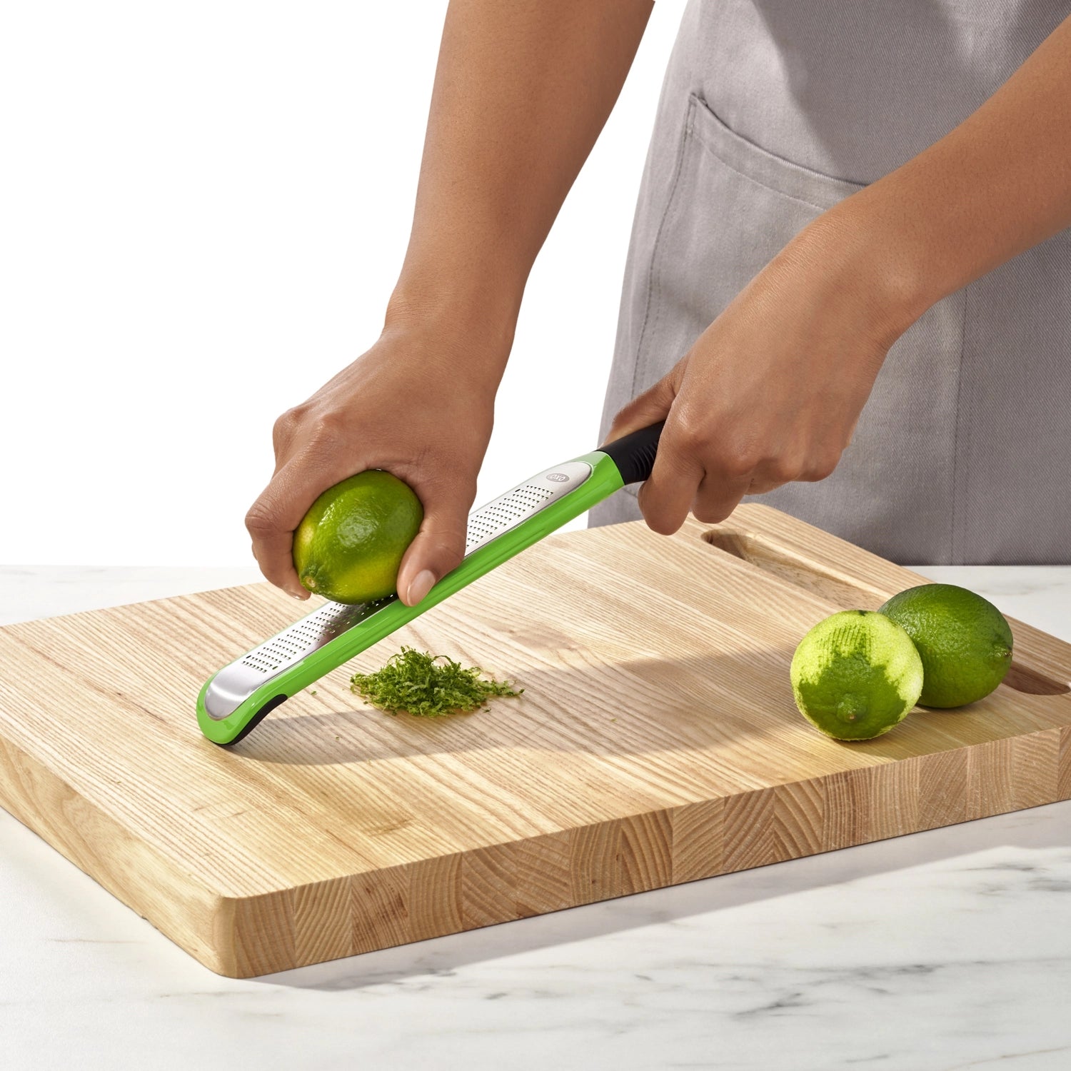 OXO Zestenreisser mit scharfer, geätzter Klinge und komfortablem Griff, perfekt für feine Zesten und intensiven Geschmack. Ideal für die Küche.