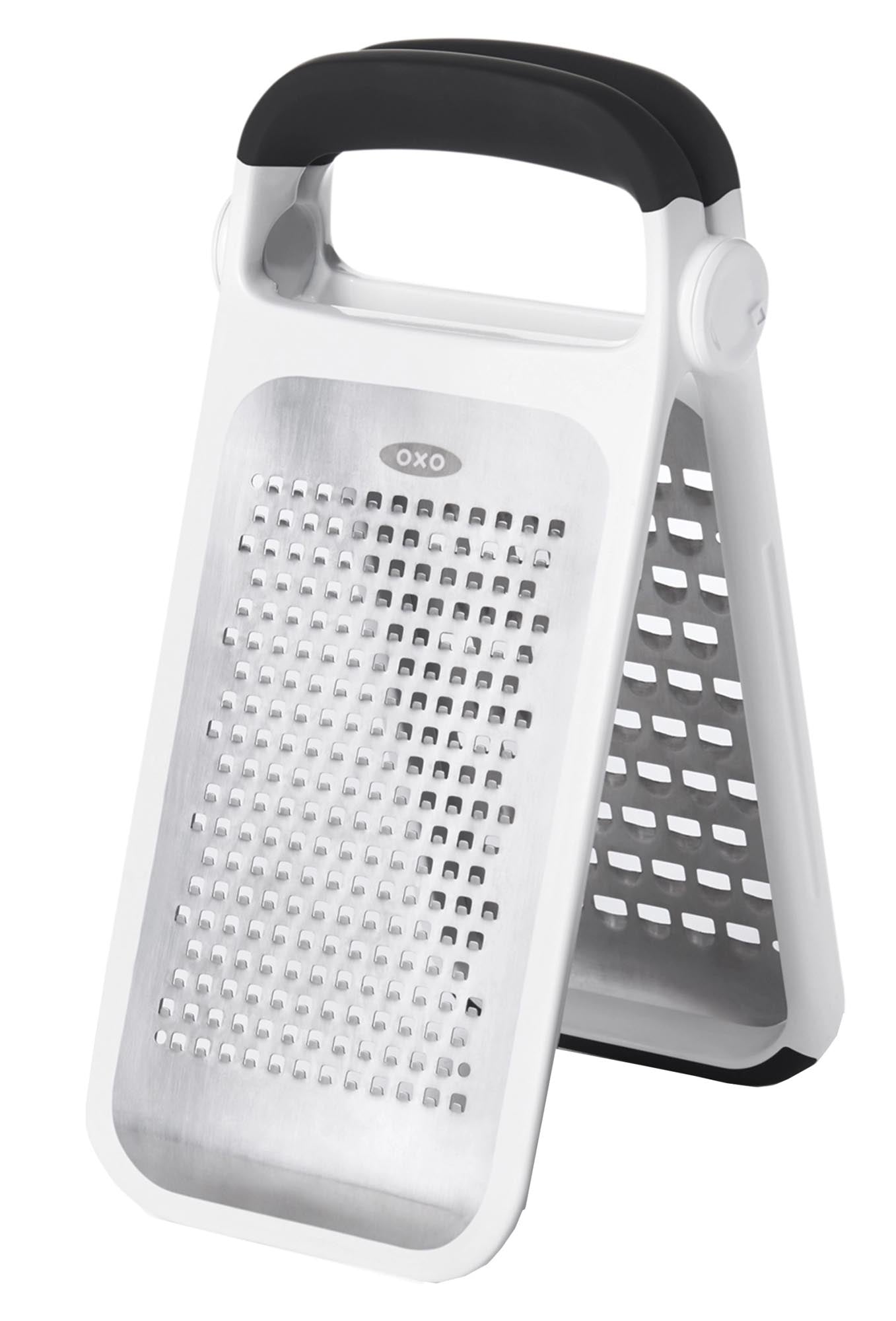 Die OXO Doppelreibe aus Edelstahl bietet zwei Reibeflächen für Käse, Gemüse und Gewürze. Ergonomisch, langlebig und kompakt.
