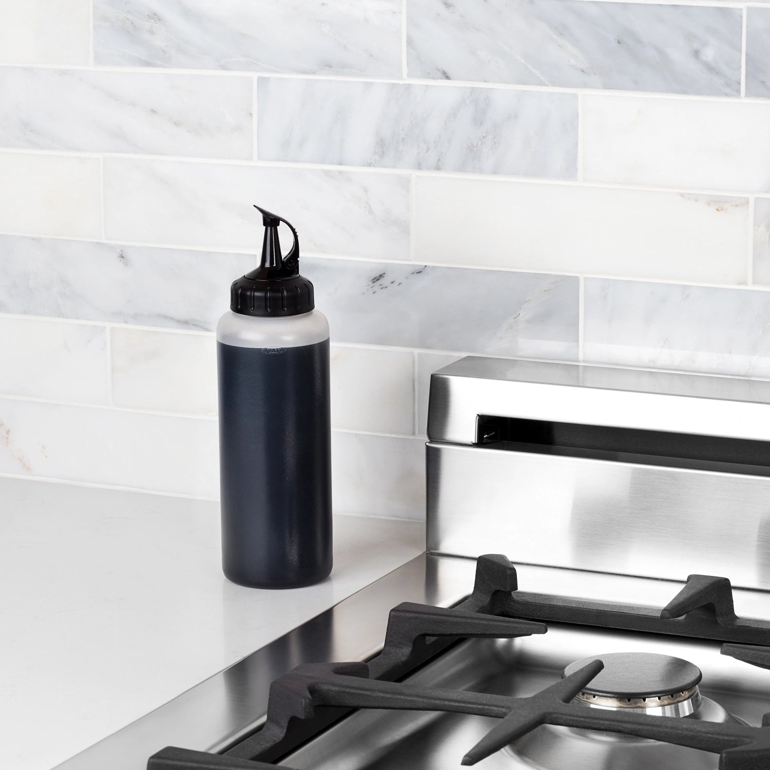 Die OXO Chef's Dispenserflasche (350 ml) vereinfacht das präzise Ausgießen von Saucen und Toppings und ist ein Must-Have für jede kreative Küche.