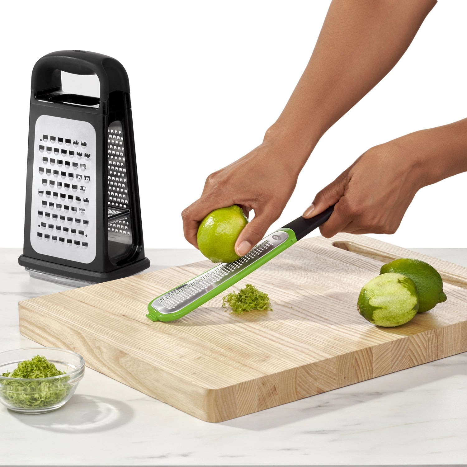 OXO Kastenreibe mit abnehmbarem Zestenreisser, ideal zum Reiben von Käse, Gemüse und Zesten, ergonomisches Design für einfachen Gebrauch.