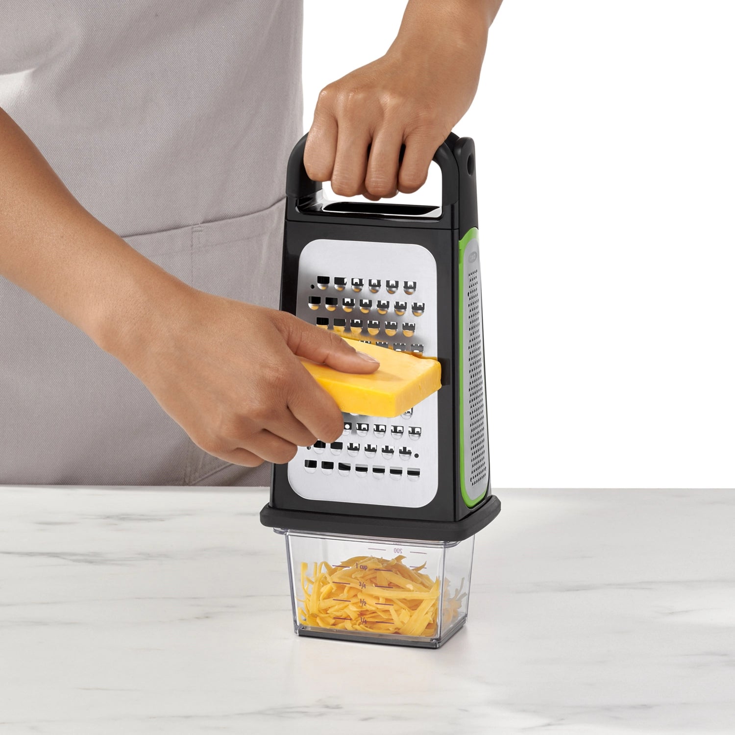Praktische OXO Kastenreibe mit Zestenreisser, perfekt für feines Reiben von Zutaten. Ergonomisch gestaltet für mühelosen Einsatz in der Küche.